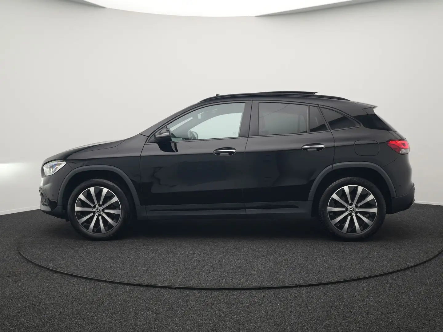 Mercedes-Benz GLA 250 250e Style Plug In Hybrid 218pk Dealer O.H PHEV | Zwart - 2