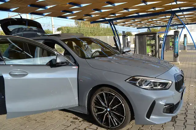 BMW 1 Series view 4