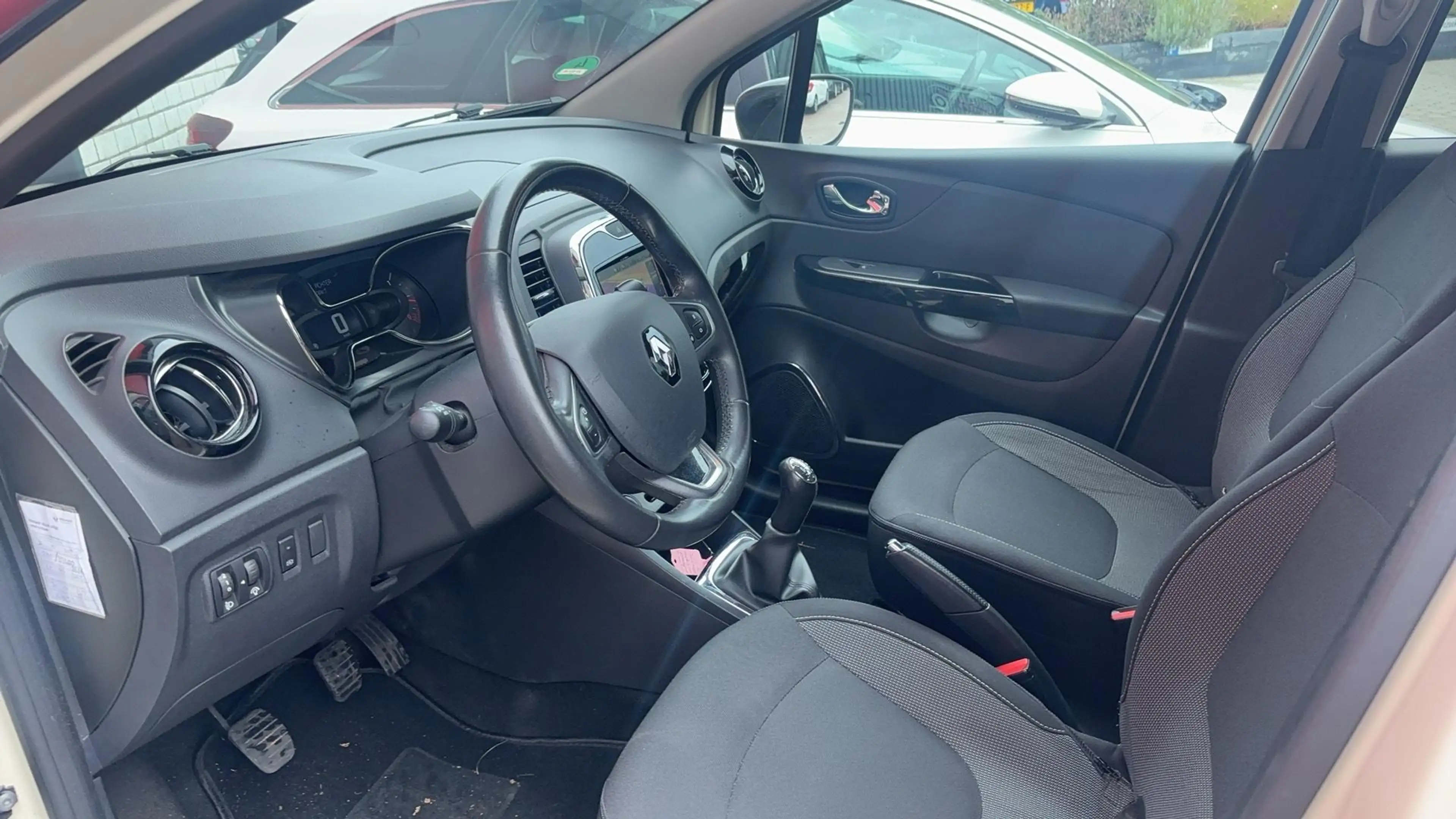 Renault Captur 0.9 TCe Dynamique KEYLESS / NAVI / CLIMA / CRUISE — photo 4