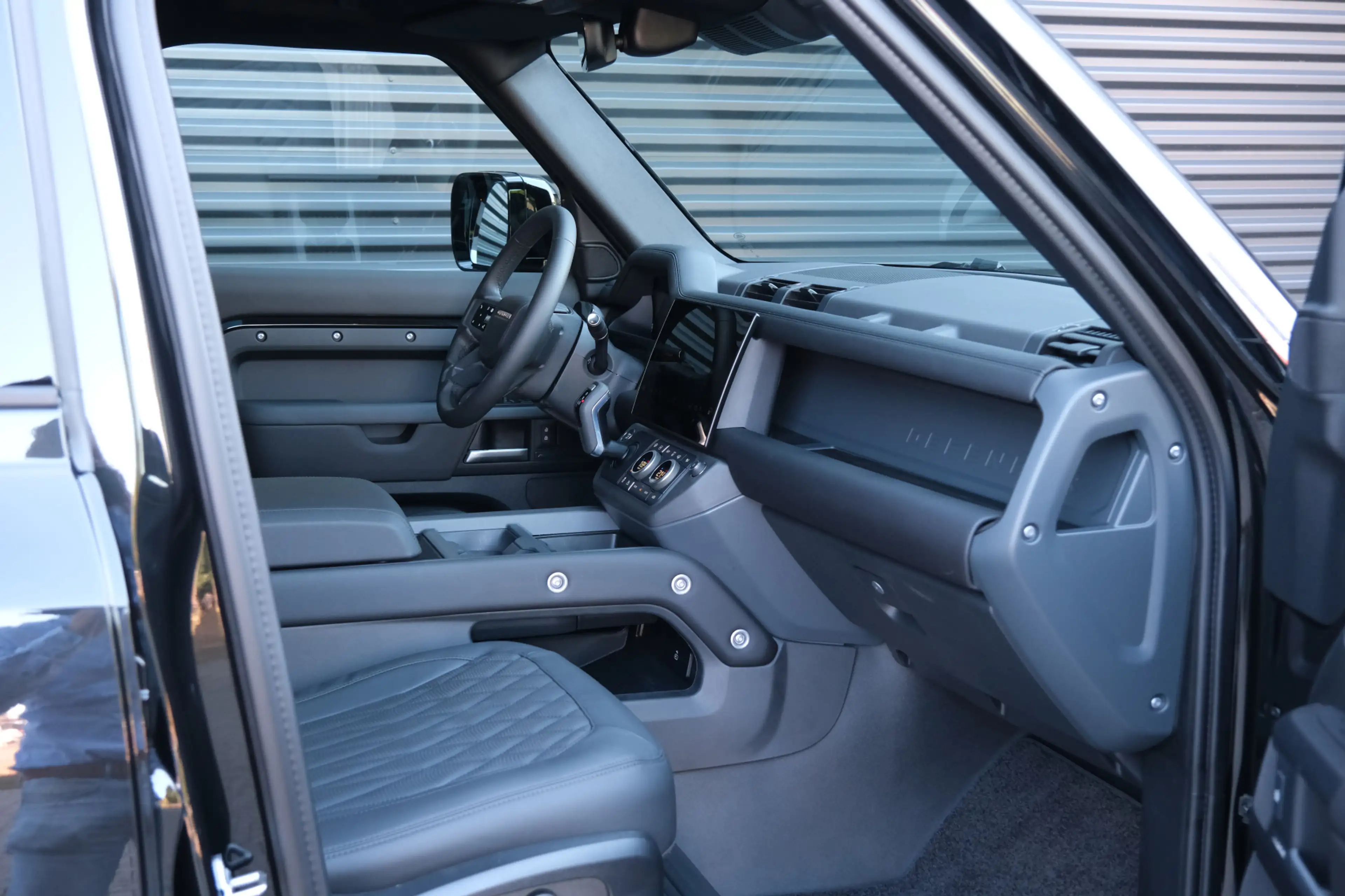 Land Rover Defender 110 P300e X-Dynamic SE 5-Year Edition! | NP € 1284 — photo 16