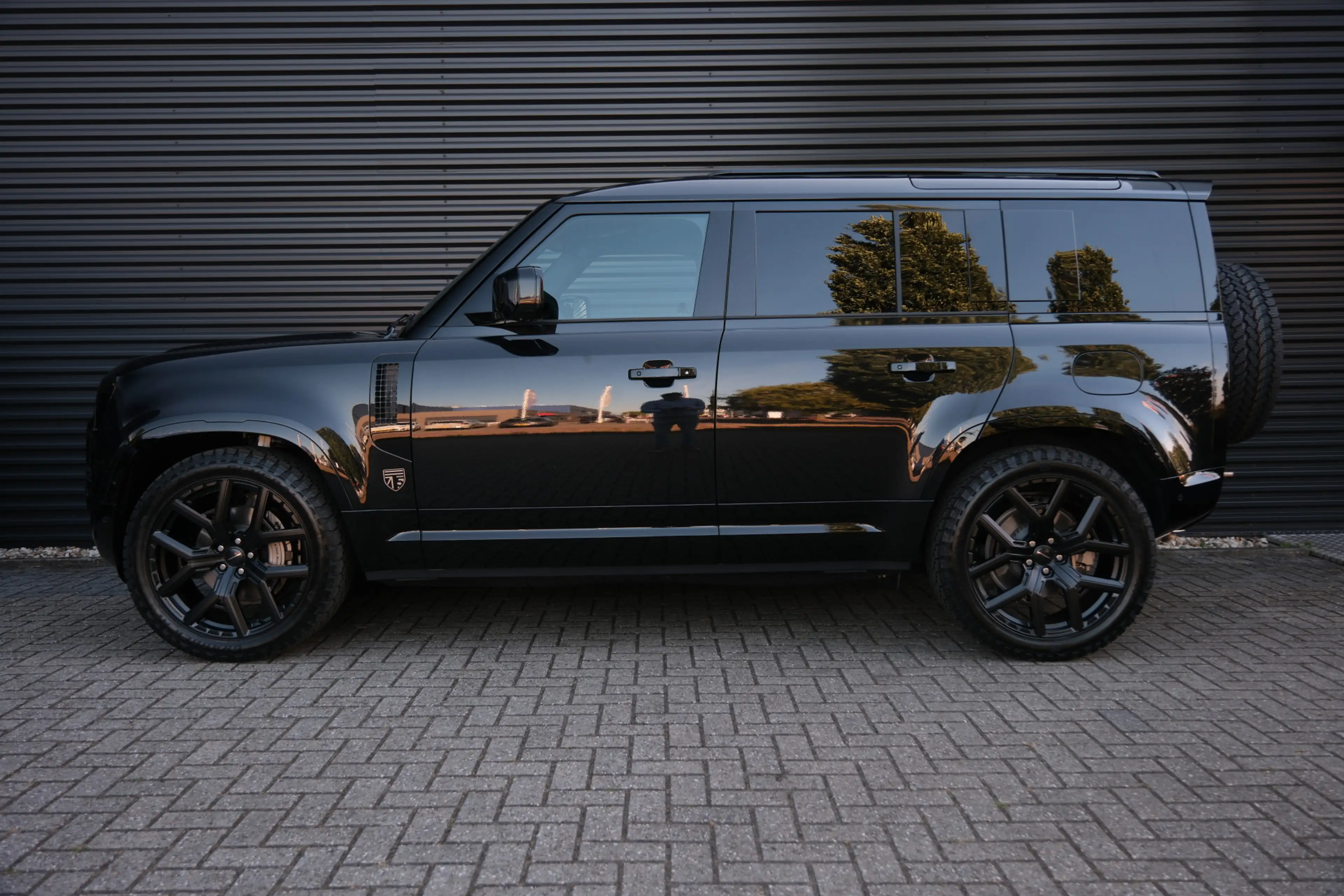 Land Rover Defender 110 P300e X-Dynamic SE 5-Year Edition! | NP € 1284 — photo 2