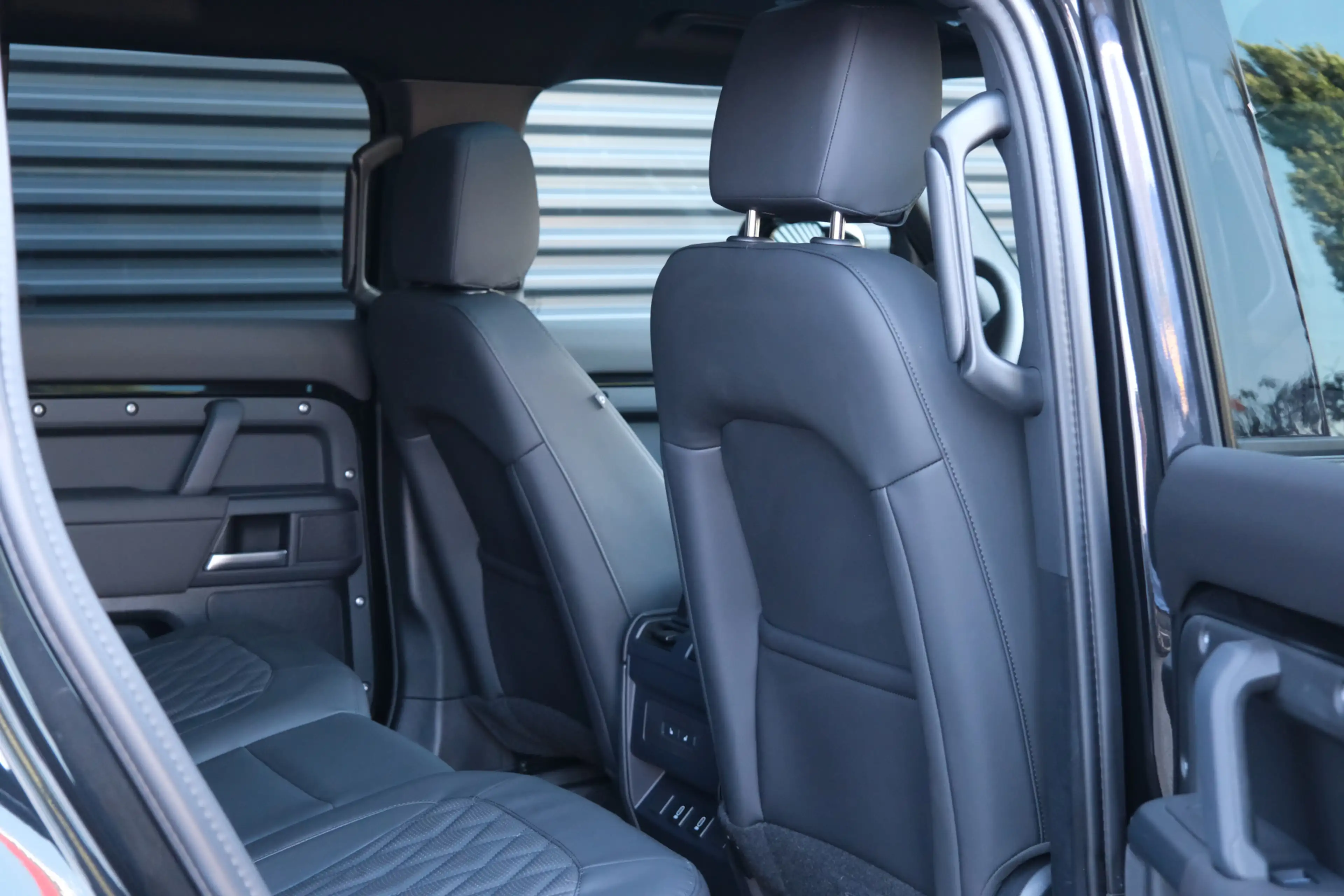 Land Rover Defender 110 P300e X-Dynamic SE 5-Year Edition! | NP € 1284 — photo 17