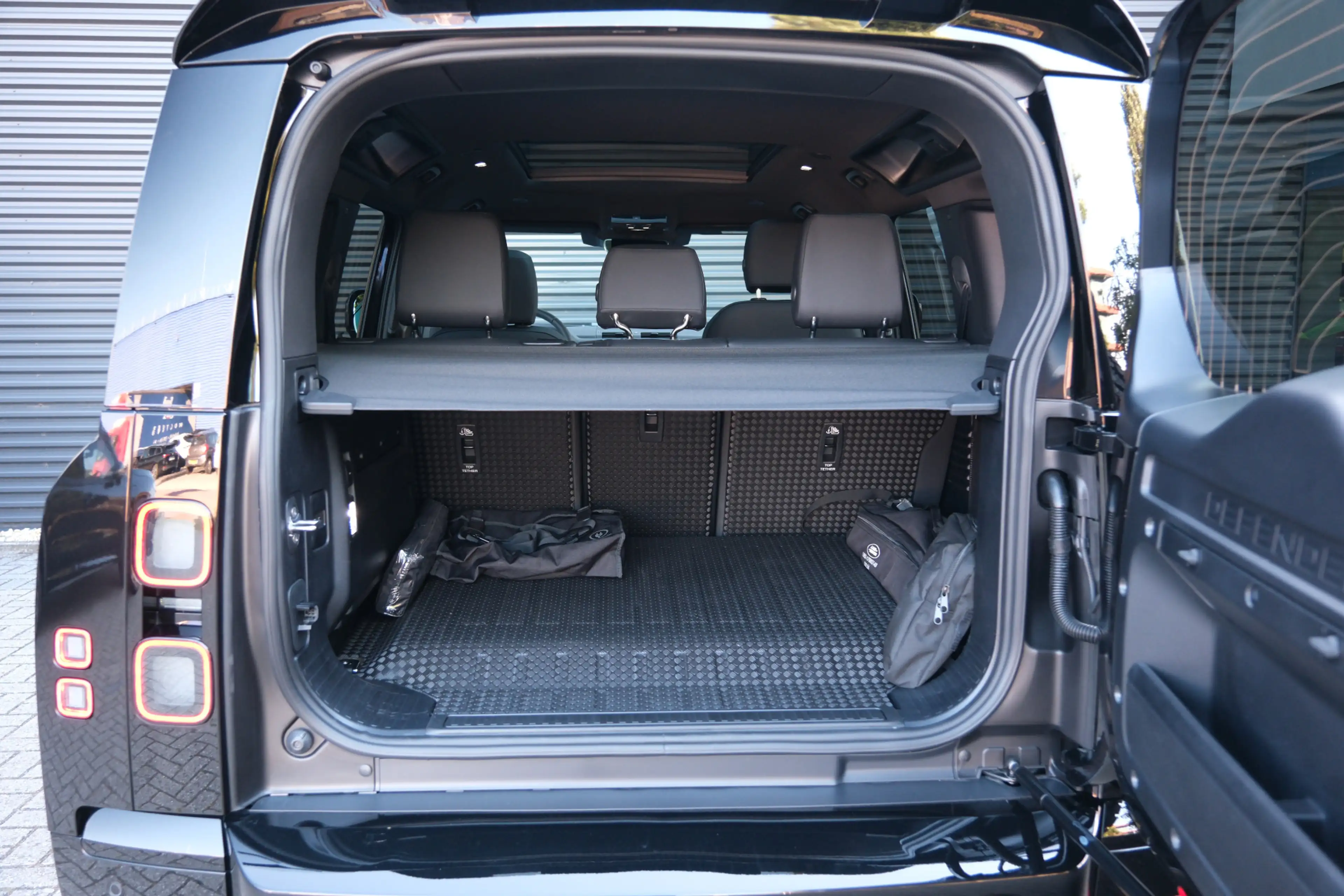 Land Rover Defender 110 P300e X-Dynamic SE 5-Year Edition! | NP € 1284 — photo 6
