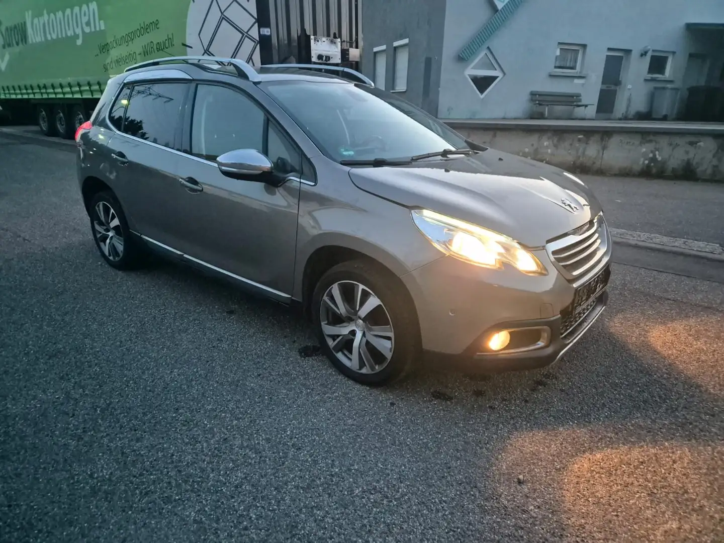 Peugeot 2008 Allure Bruin - 1