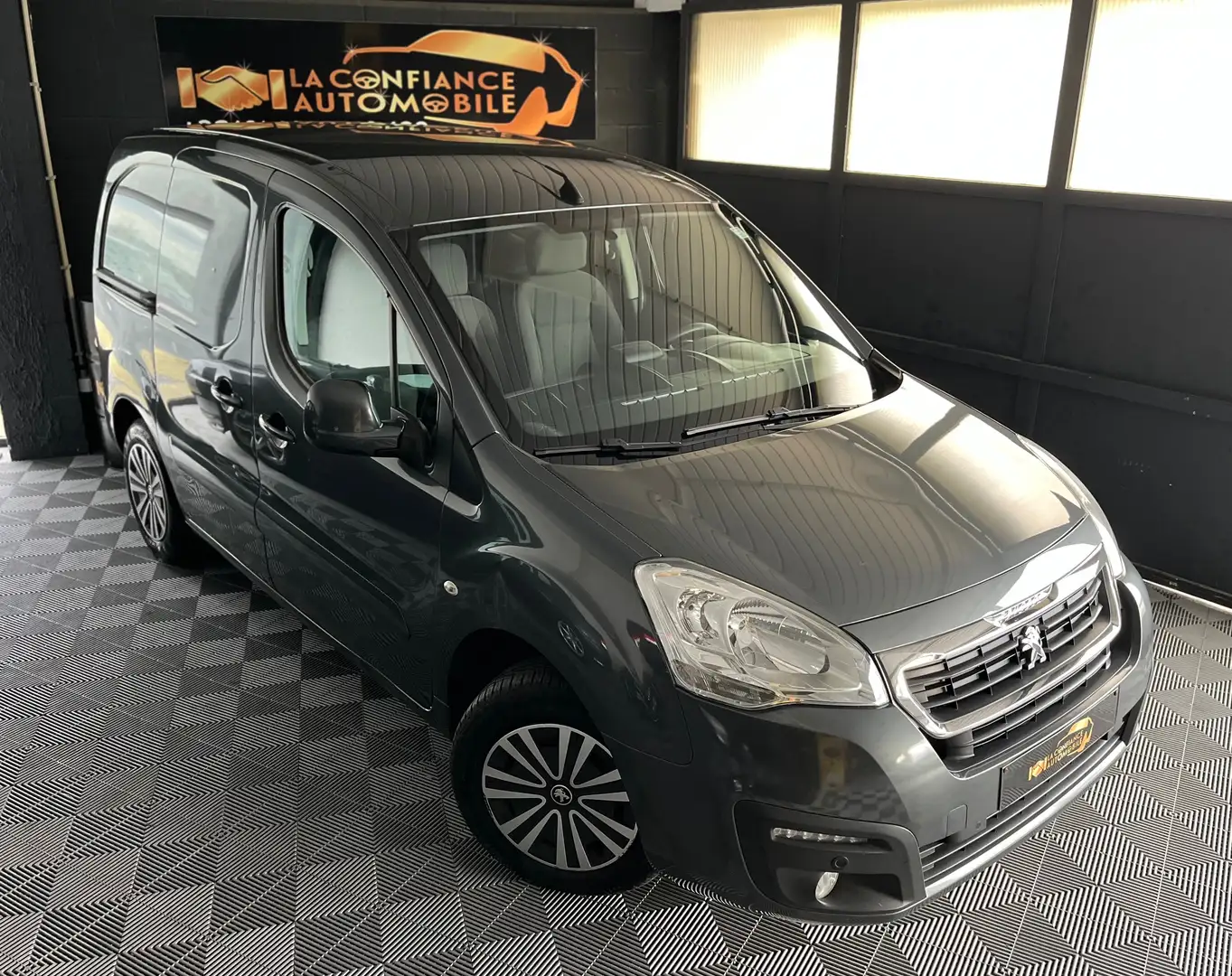 Peugeot Partner 1.6BlueHDi L2H1 1er Propriétaire Garantie 1 An Gris - 1