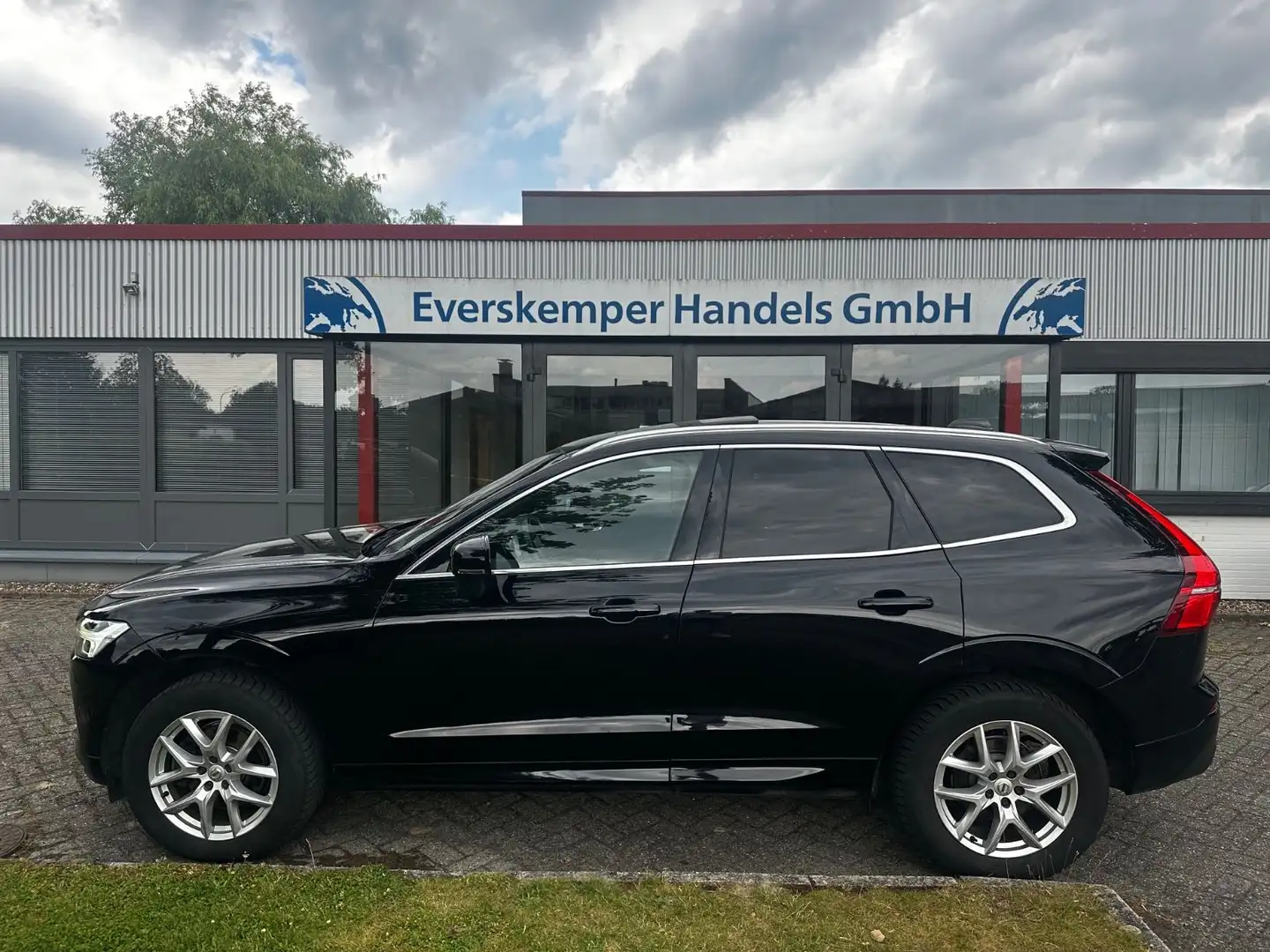 Volvo XC60 Momentum Pro / NAVI / PANO / KAMERA Schwarz - 2