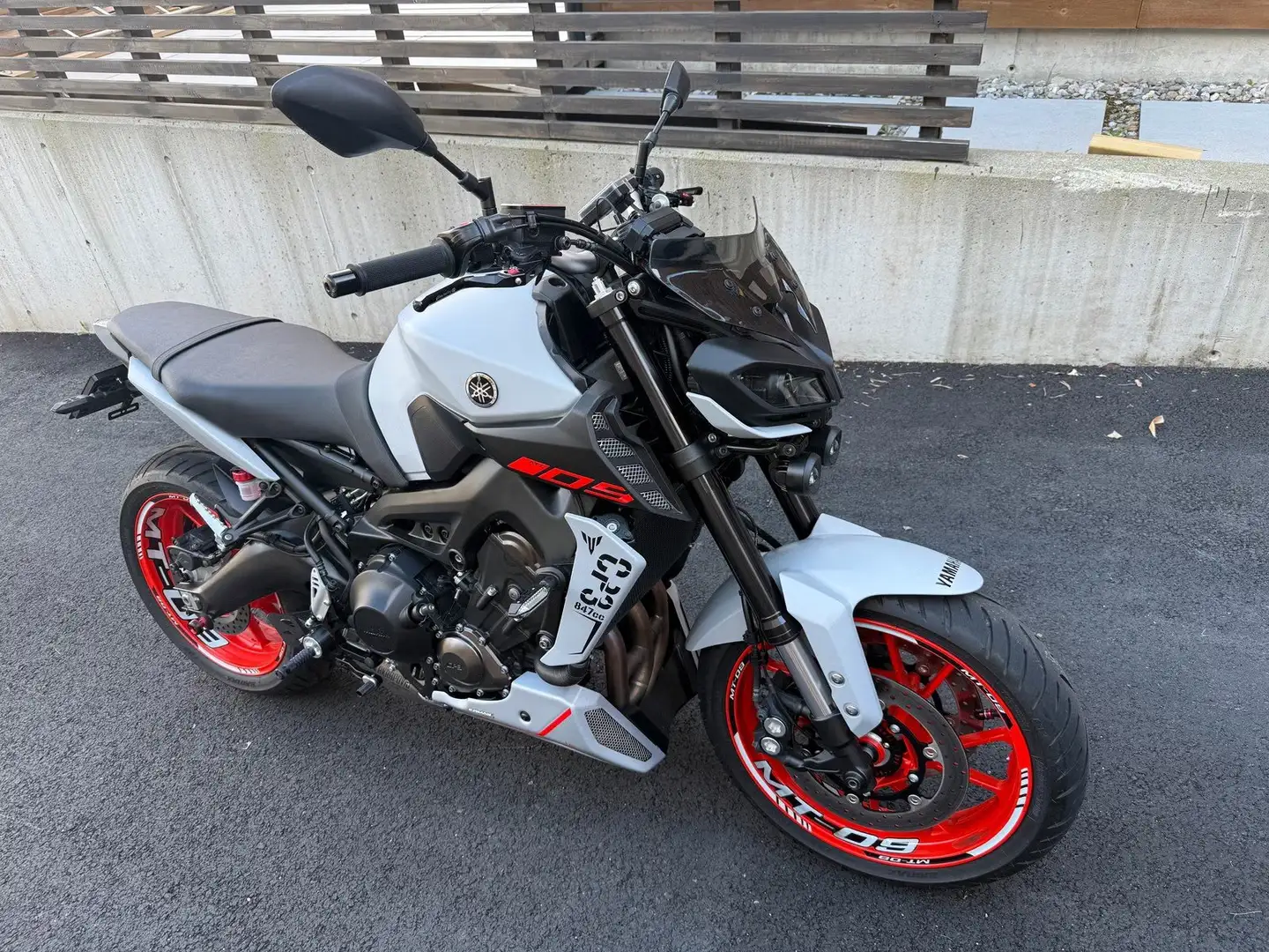 Yamaha MT-09 Grijs - 1