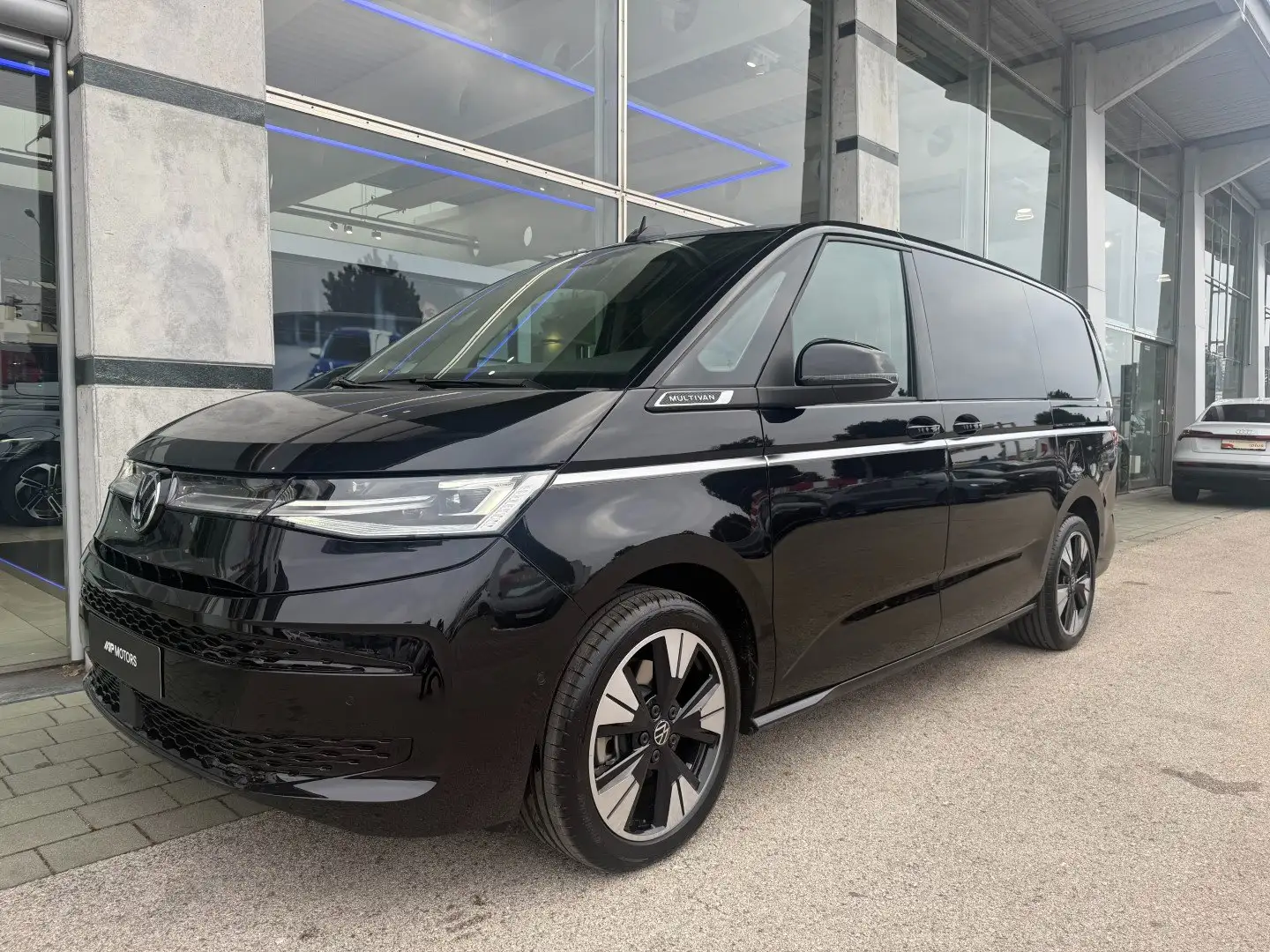 Volkswagen T7 Multivan Style Überhang 4MOTION Hybrid Schwarz - 1