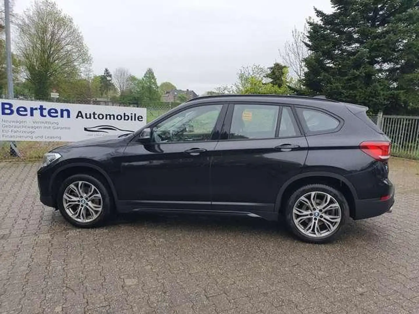 BMW X1 xDrive 25d Sport Line, Pano, Autom., Leder, ect... Zwart - 2