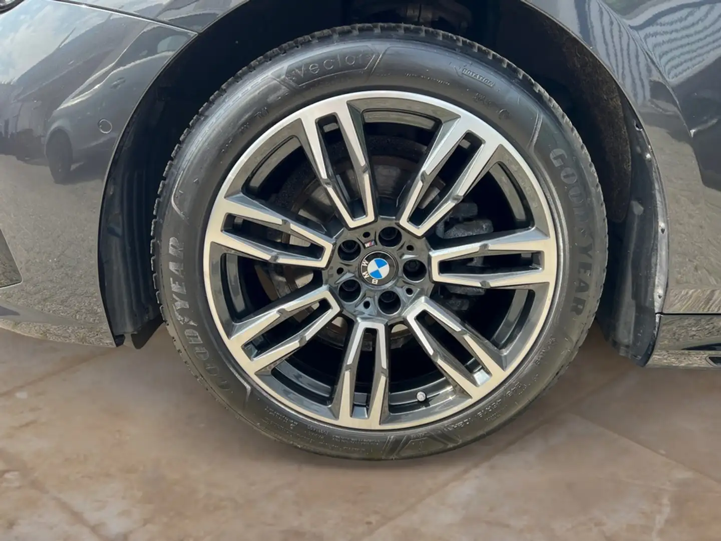 BMW 520 d Touring M Sport / NP= 82.130,- / Standh / Grau - 2