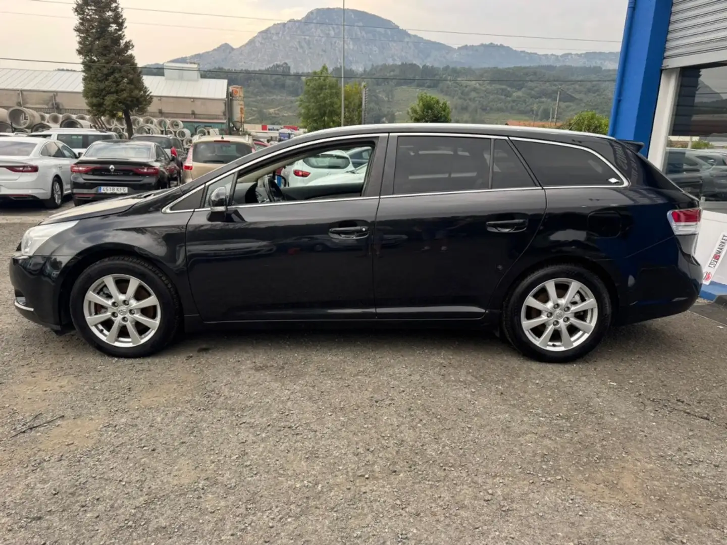 Toyota Avensis 2.2D-4D Executive Schwarz - 2