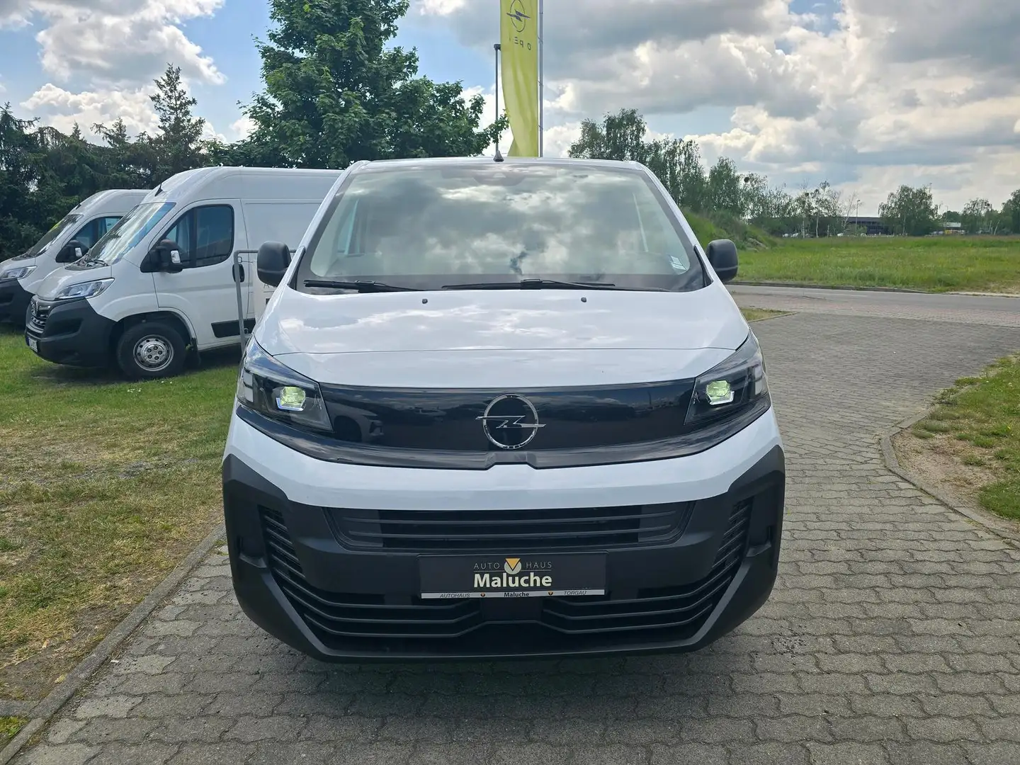 Opel Vivaro Cargo L3+Standheizung+Holzboden+LED+ Weiß - 2