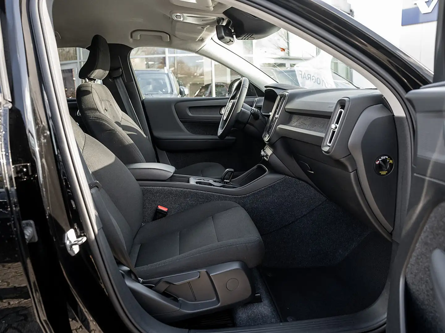 Volvo XC40 T3 Momentum Core Schwarz - 2