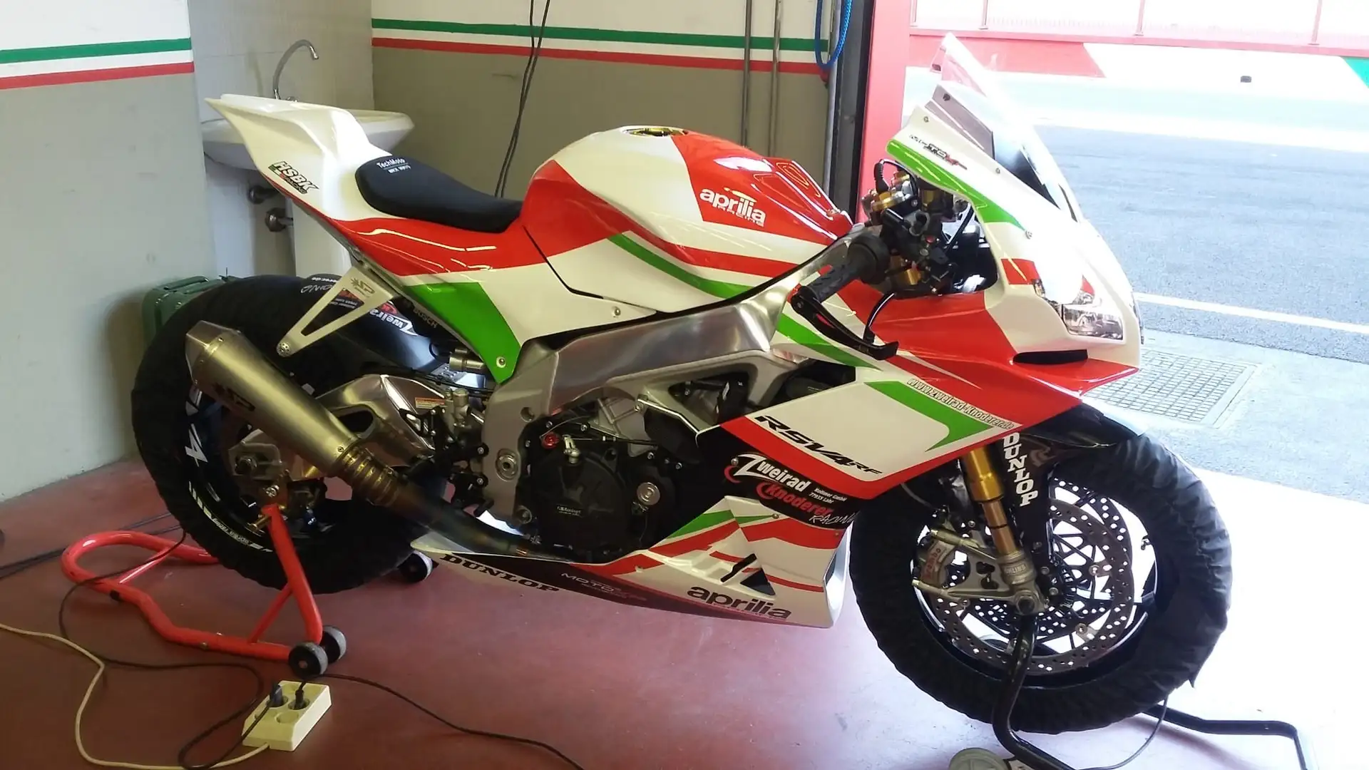 Aprilia Tuono V4 Factory - 2