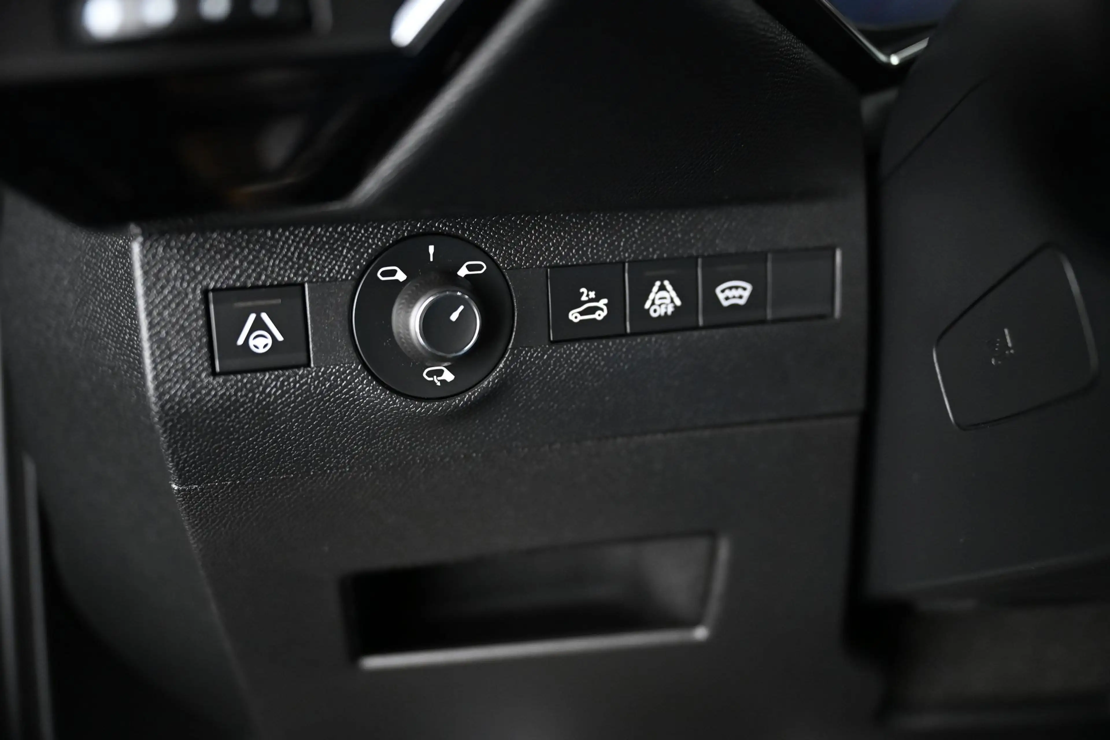 DS Automobiles DS 7 Crossback 2.0 BlueHDi 180 HK EAT8 Performance Line Pickerl — photo 37