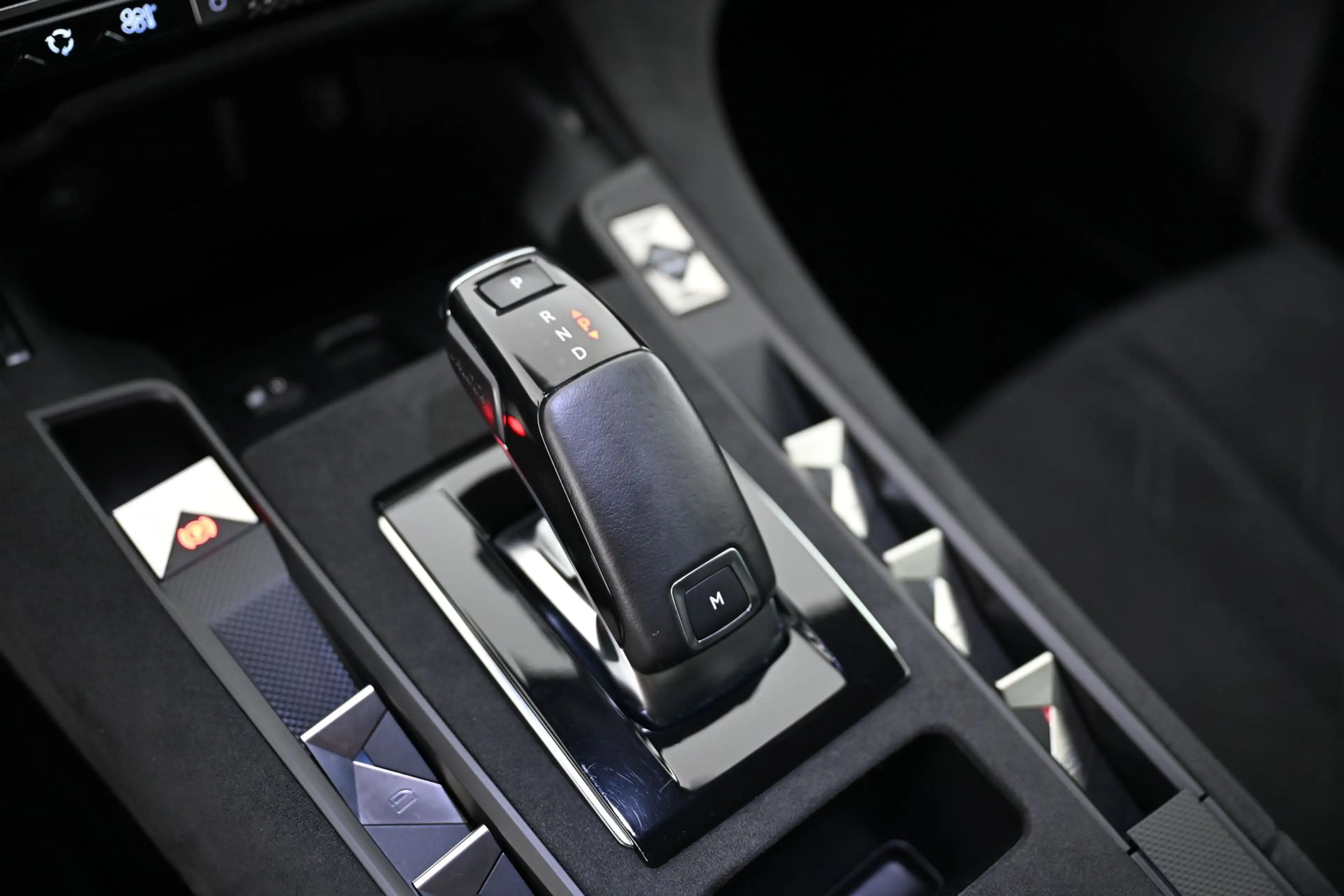 DS Automobiles DS 7 Crossback 2.0 BlueHDi 180 HK EAT8 Performance Line Pickerl — photo 26