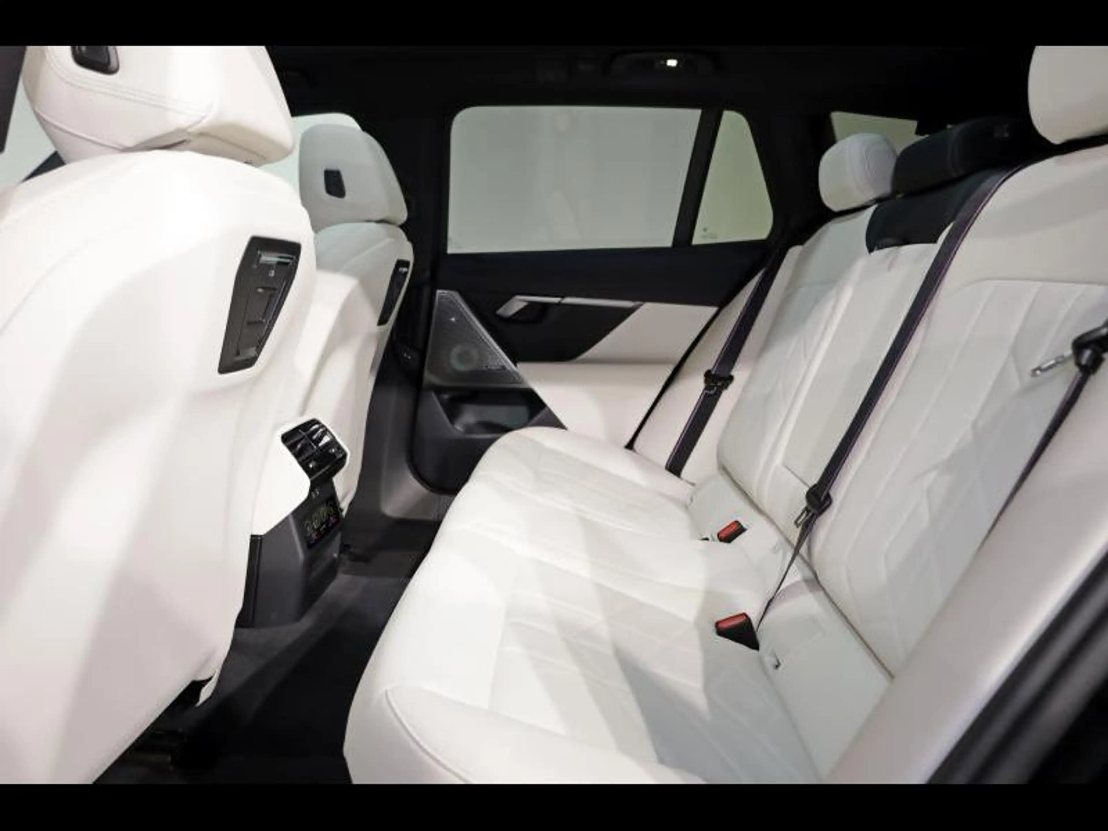 BMW i5 eDrive40 Touring Kit M Sport — photo 10