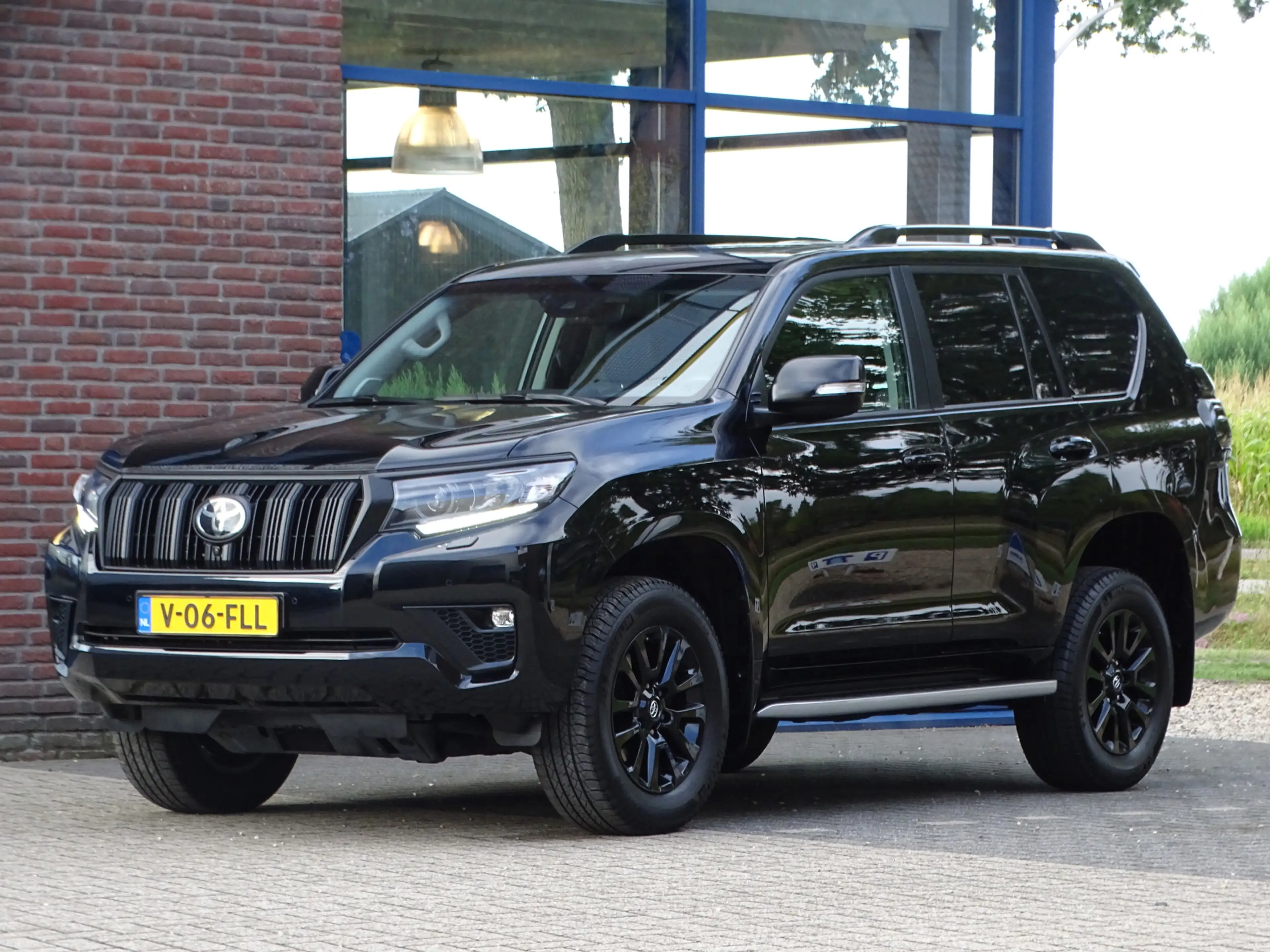 Toyota Land Cruiser 2.8 D-4D-F Professional High Roof Window Van TREKH