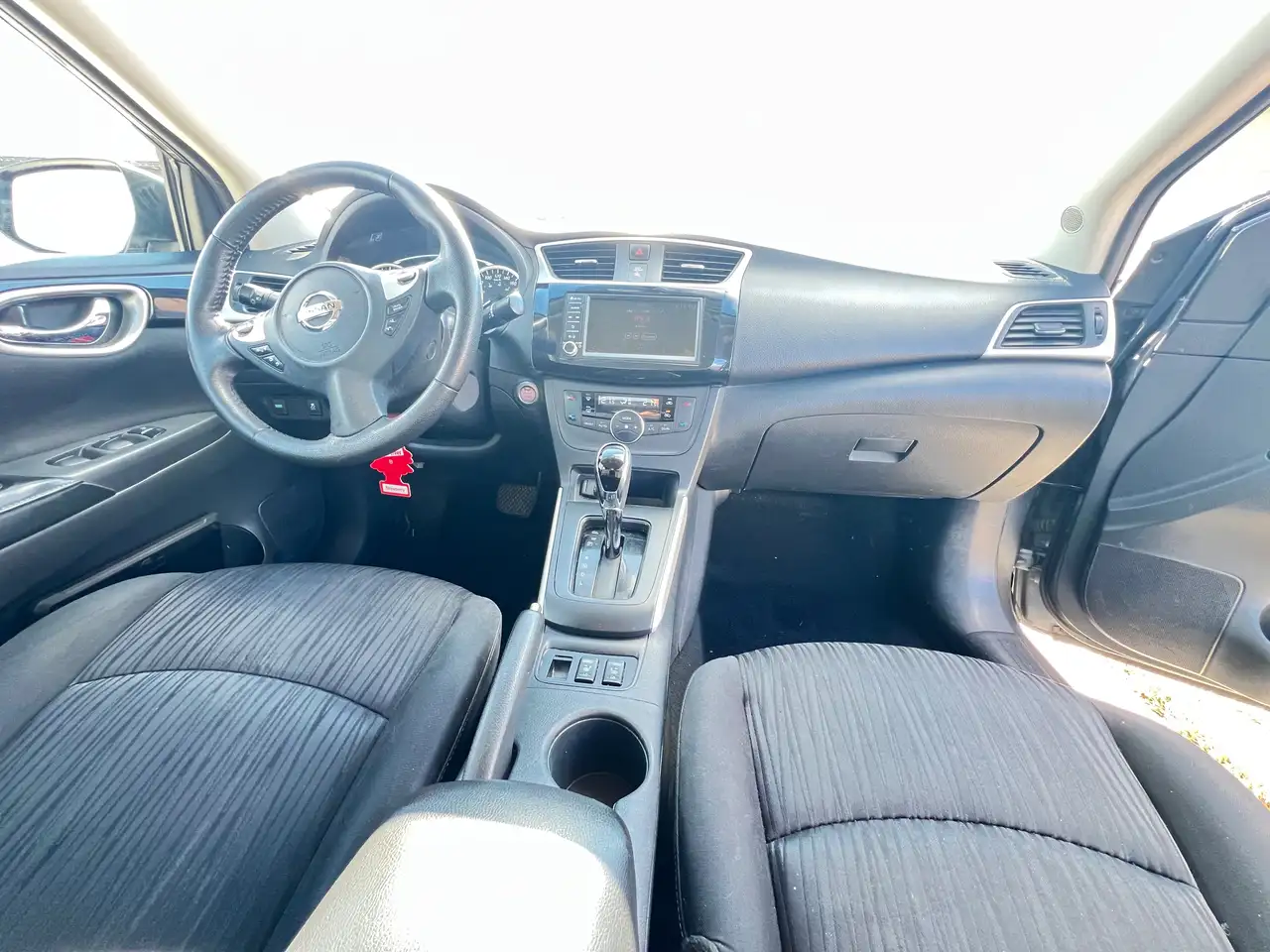 Nissan Sentra снимка Nissan Sentra