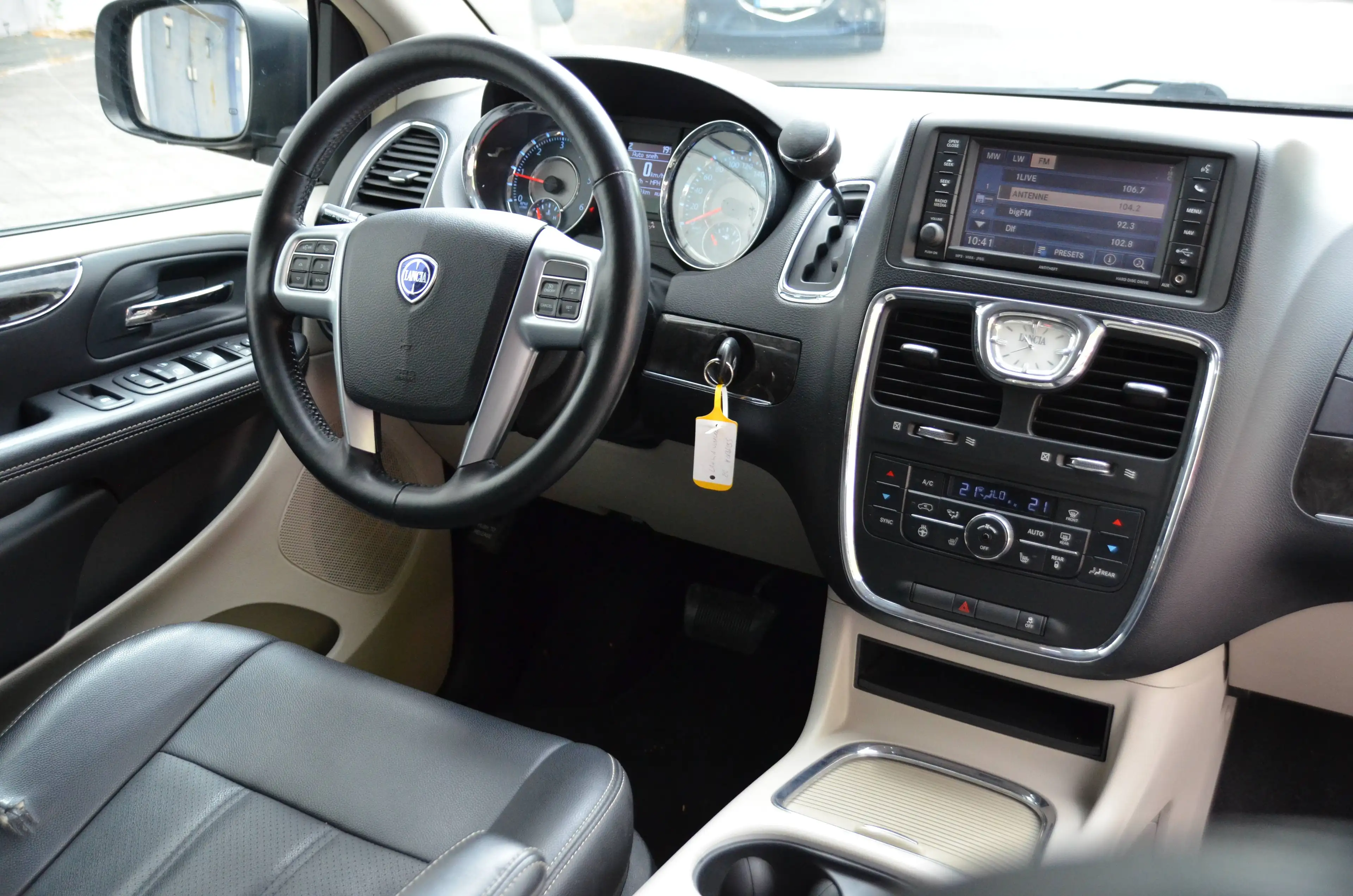 Lancia Voyager Gold — photo 2