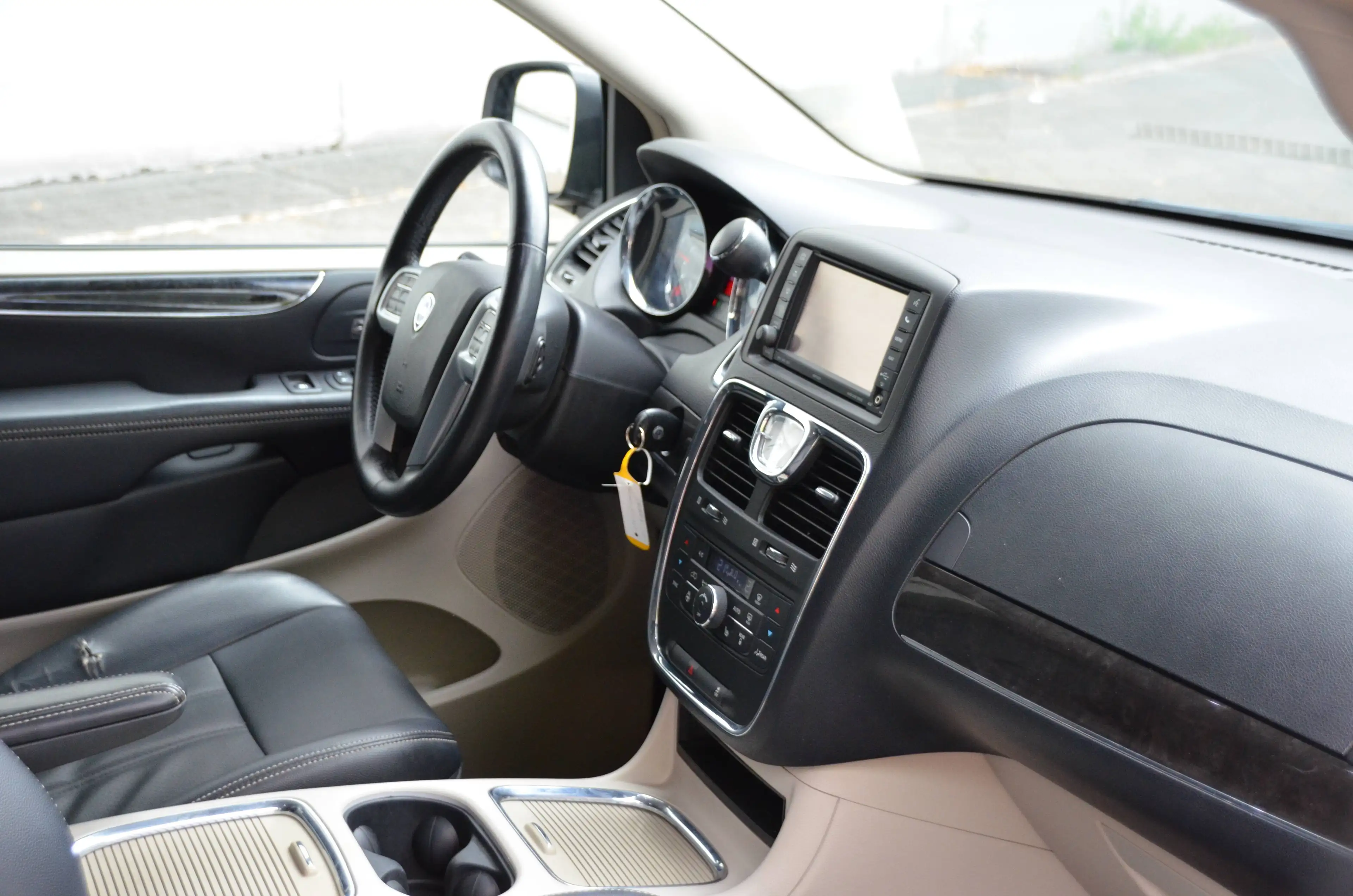 Lancia Voyager Gold — photo 10
