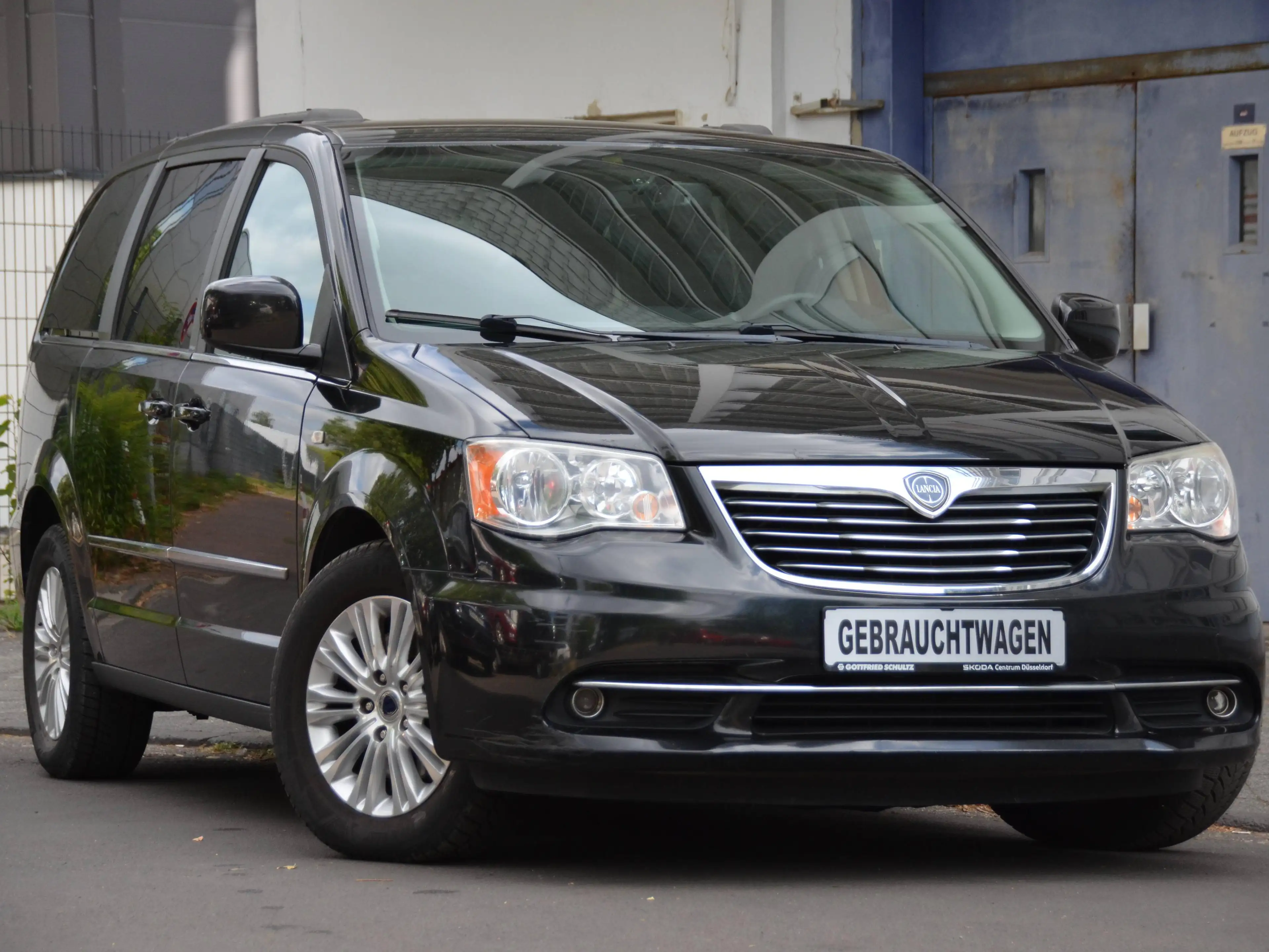 Lancia Voyager Gold — photo 3
