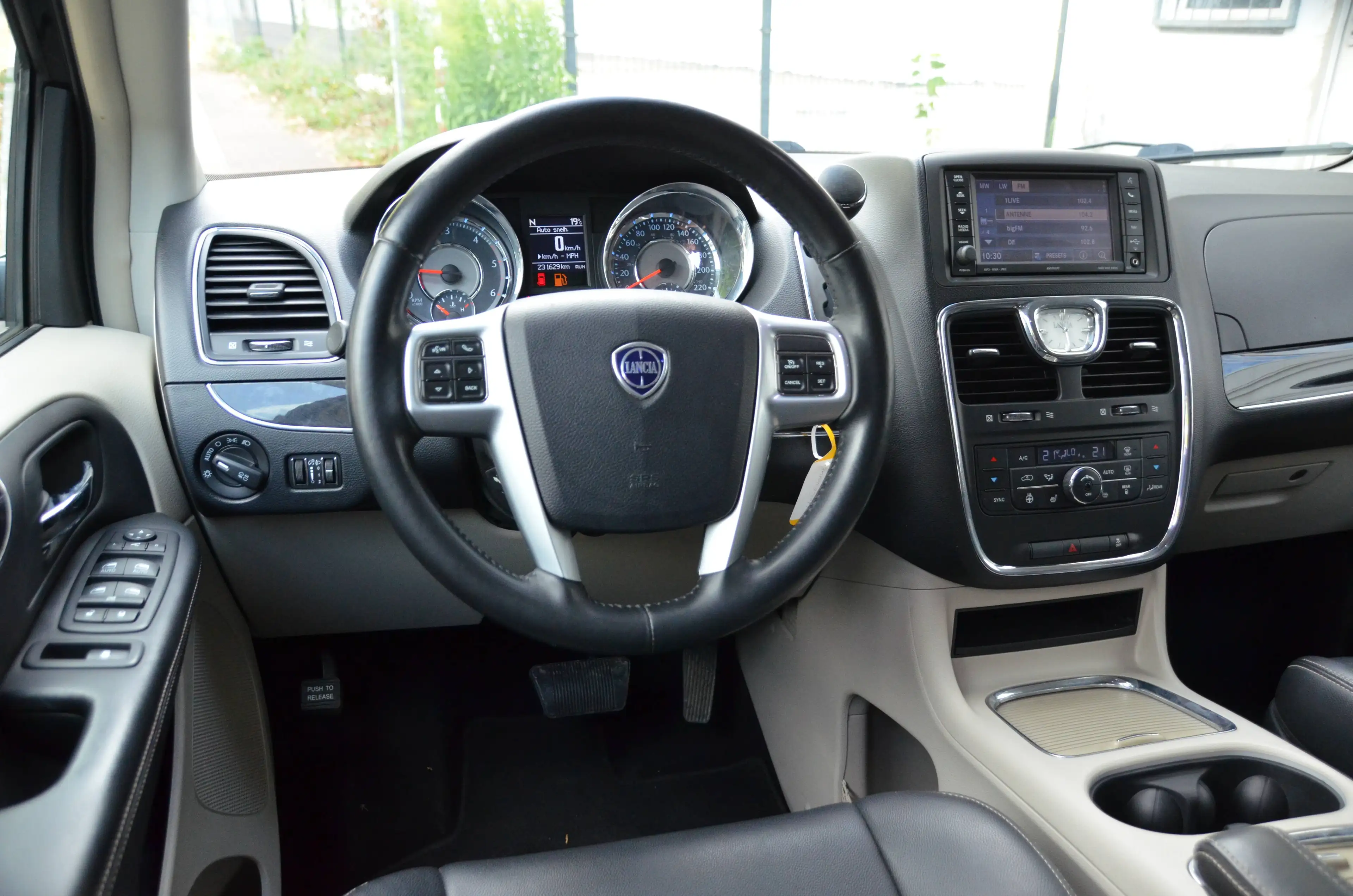 Lancia Voyager Gold — photo 6