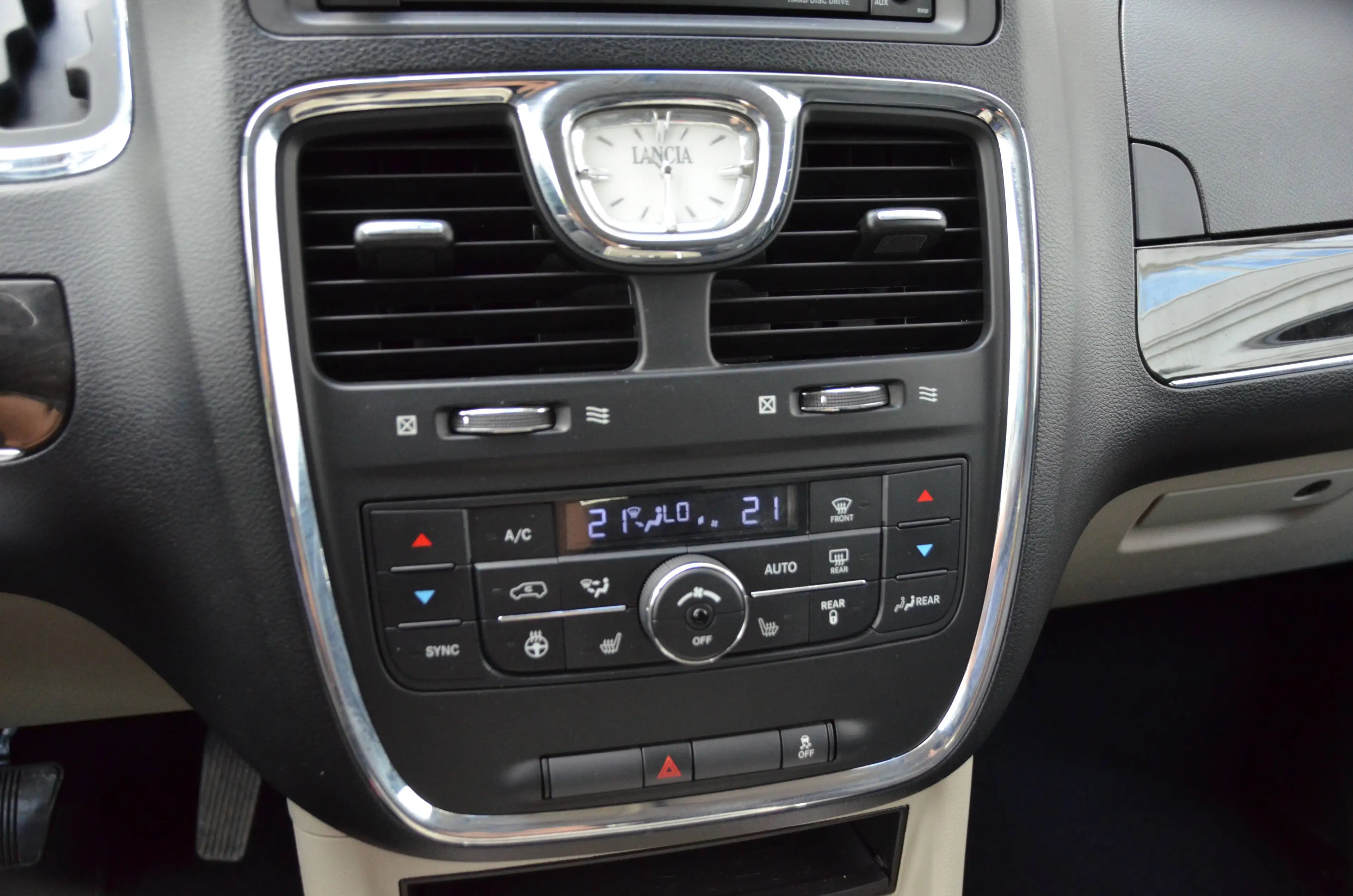 Lancia Voyager Gold — photo 8