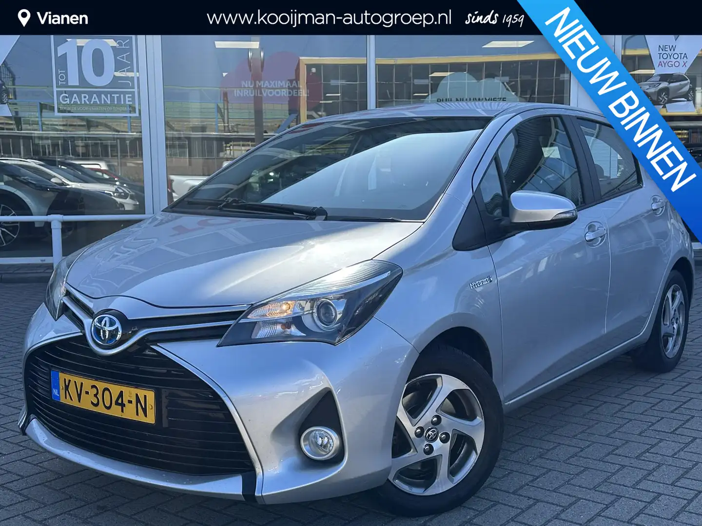 Toyota Yaris 1.5 Hybrid Trend Bi-Tone Grijs - 1