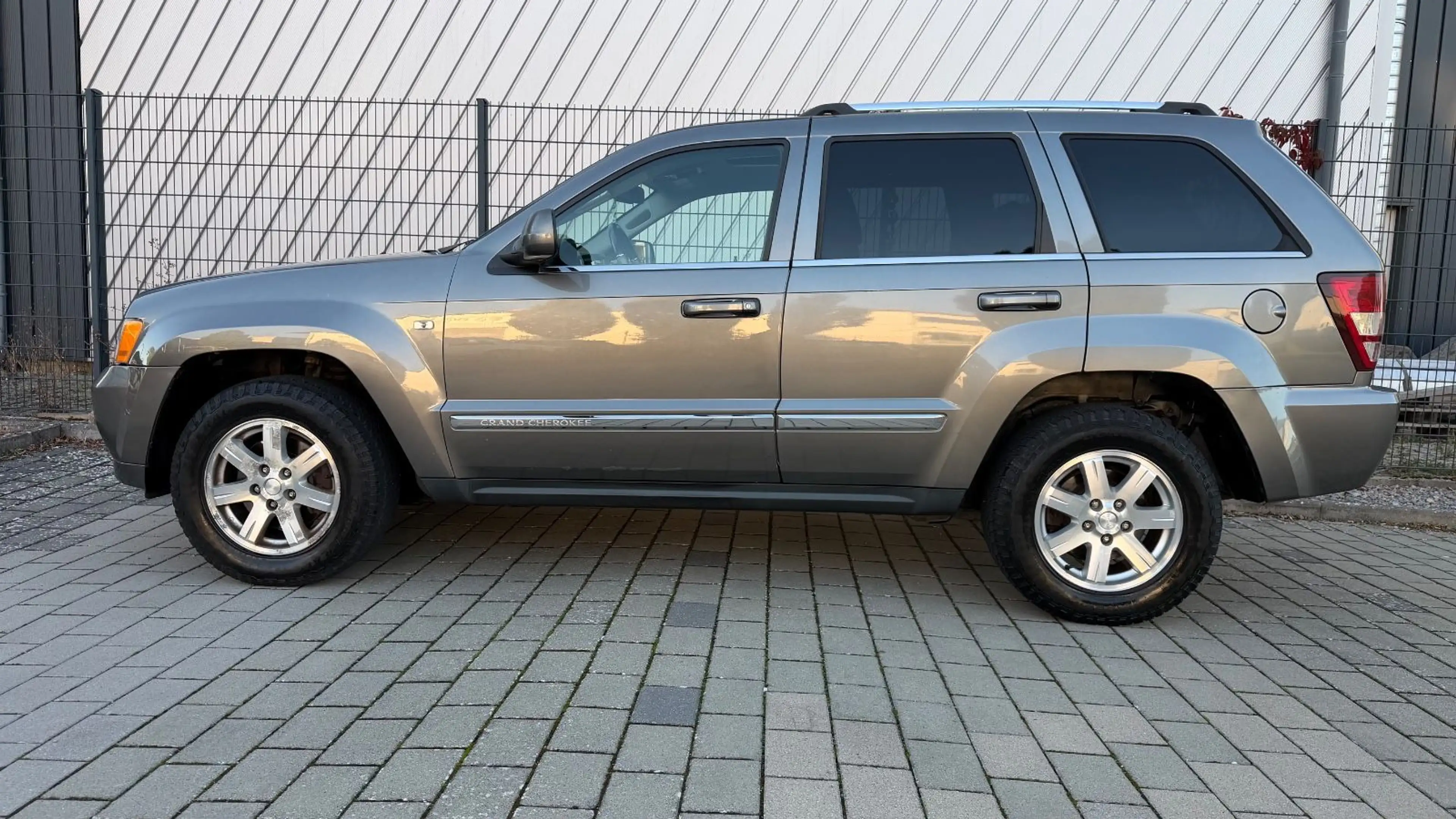 Jeep Grand Cherokee 3.0 CRD 4X4 AUTOMATIK TÜV,SHZ,AHK — photo 2