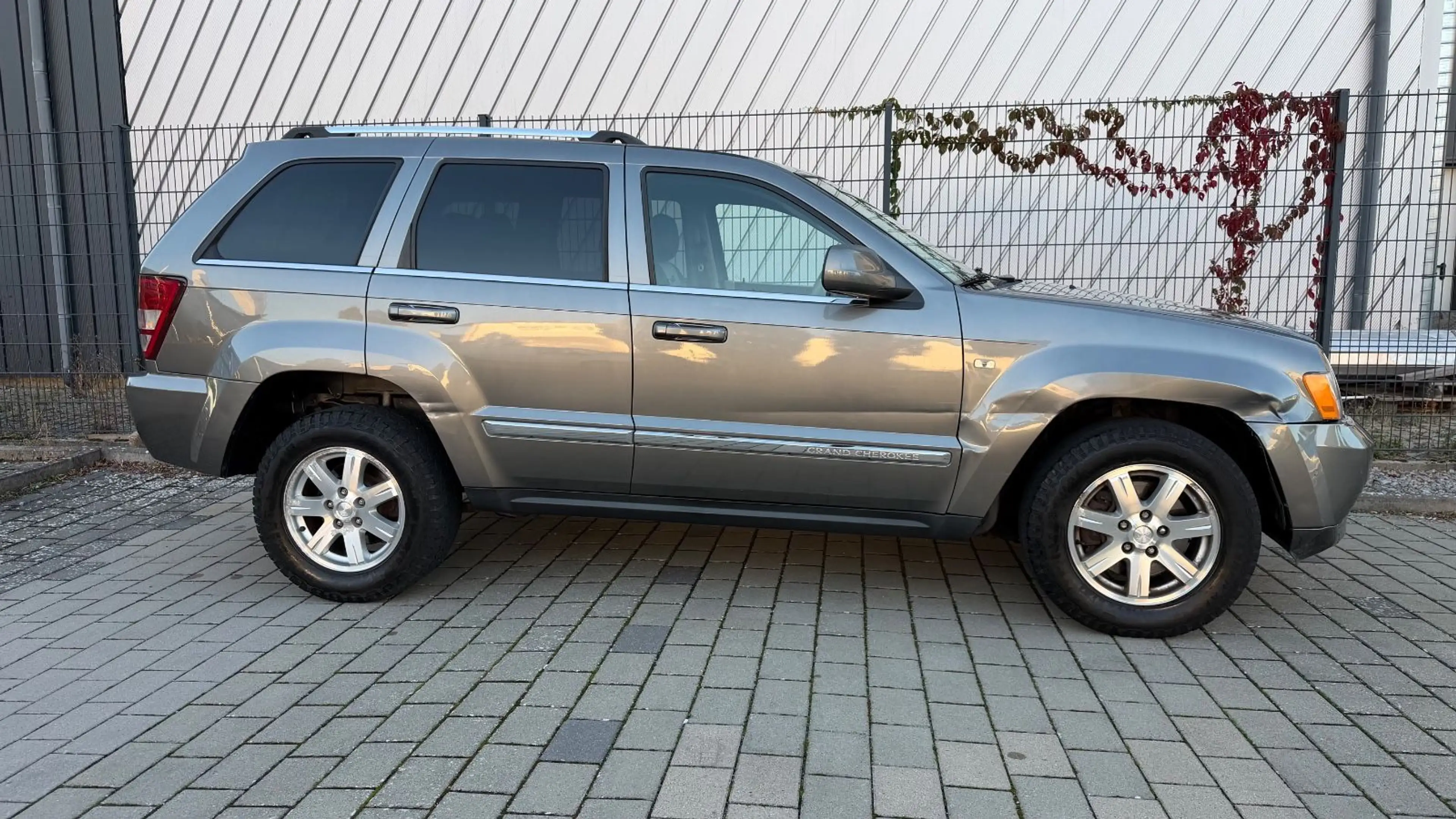 Jeep Grand Cherokee 3.0 CRD 4X4 AUTOMATIK TÜV,SHZ,AHK — photo 5