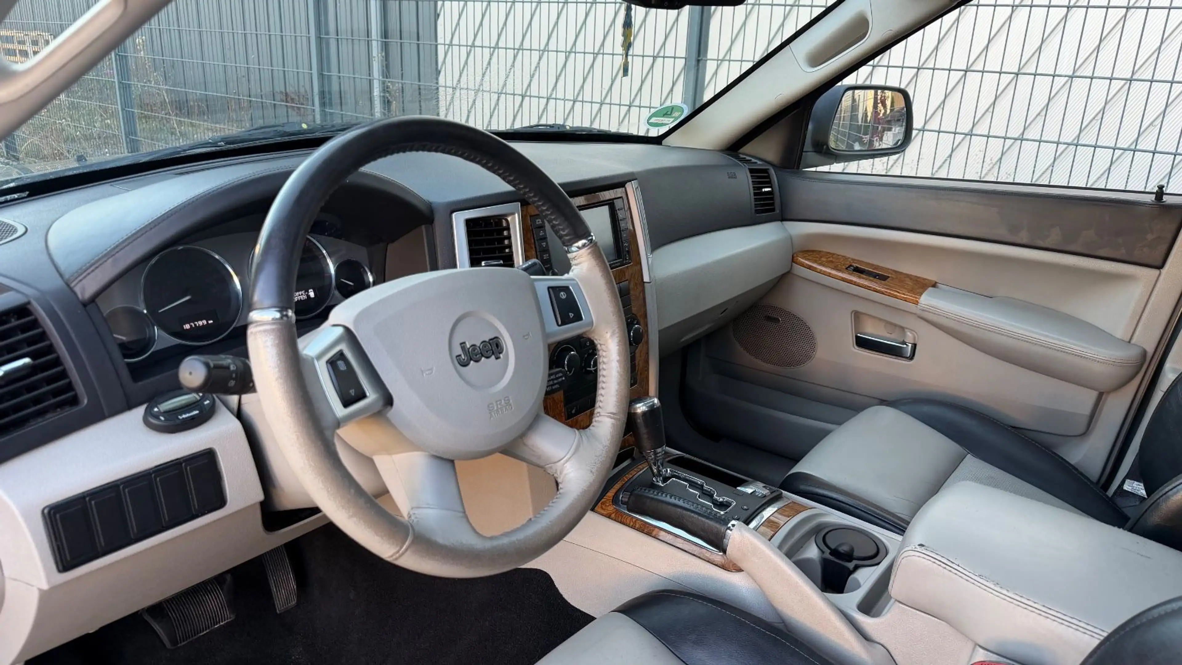 Jeep Grand Cherokee 3.0 CRD 4X4 AUTOMATIK TÜV,SHZ,AHK — photo 12