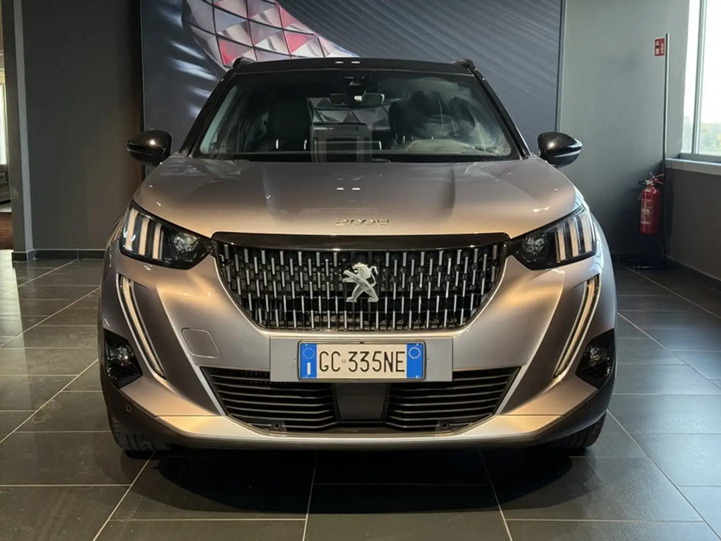 Peugeot 2008 1.5 BlueHDi GT Pack Grijs - 2