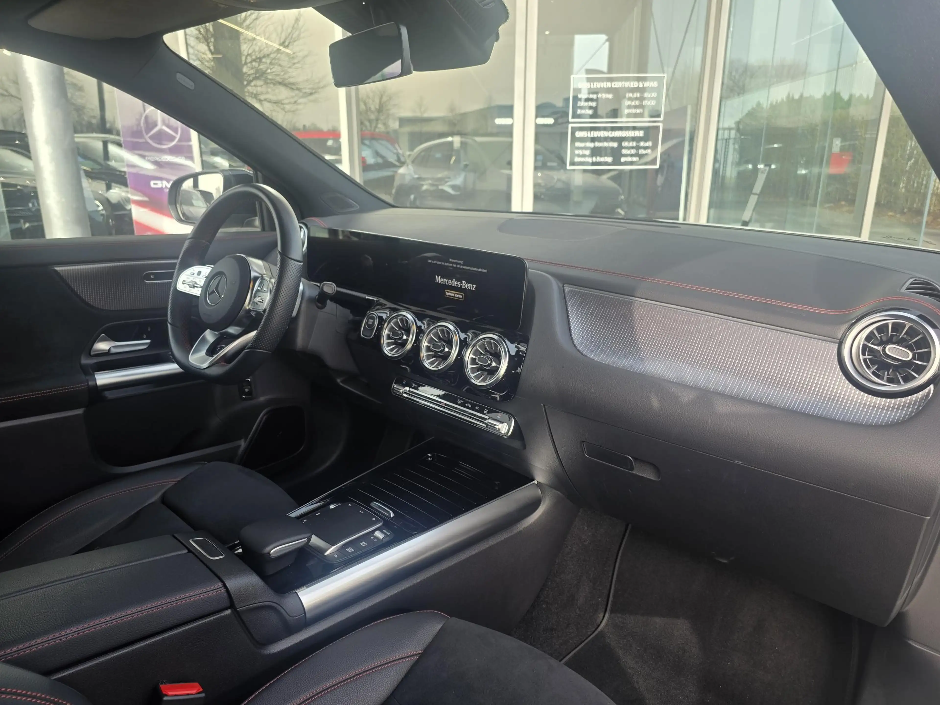 Mercedes-Benz EQA 300 EQA 4MATIC AMG Line — photo 2