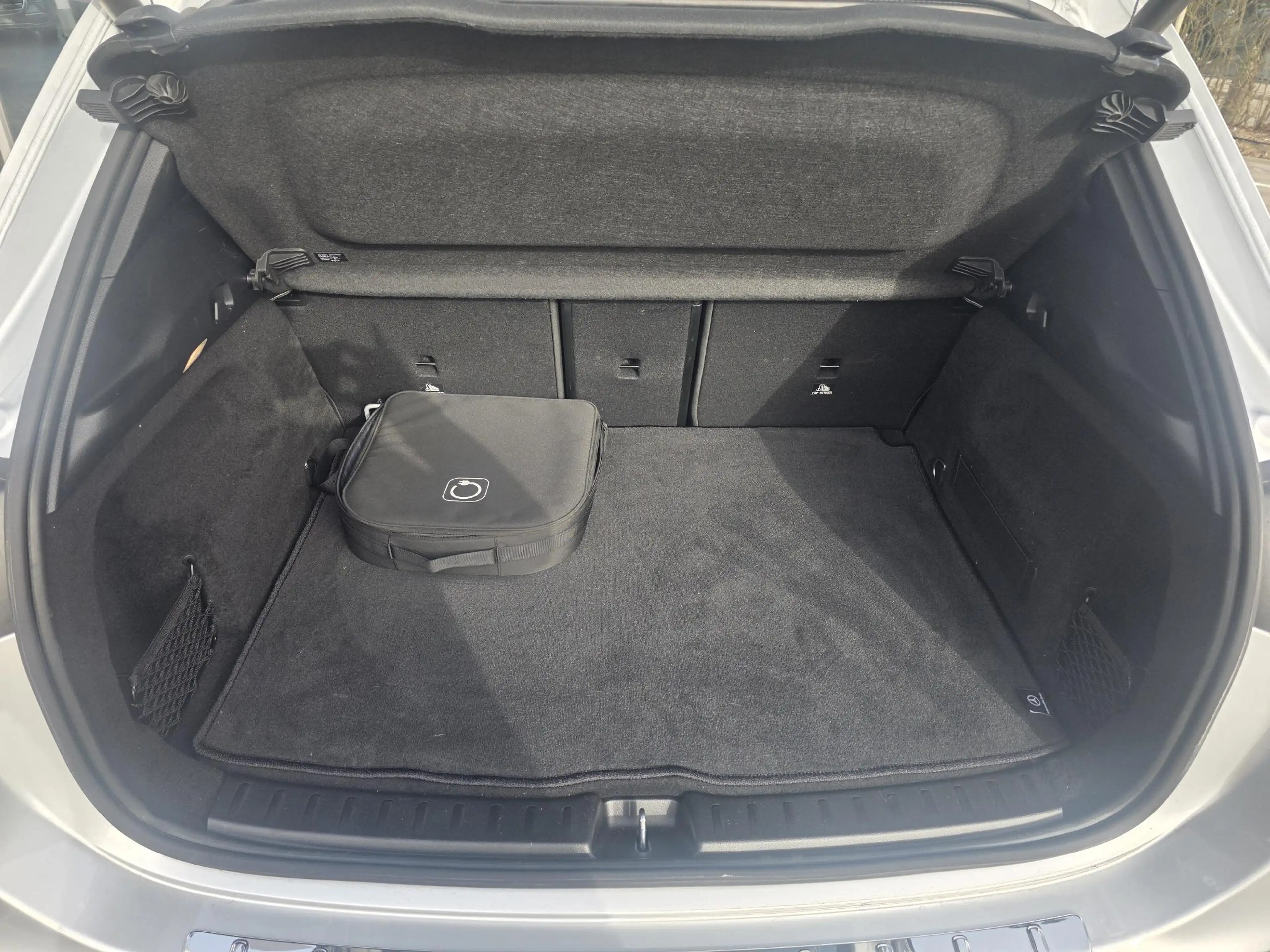 Mercedes-Benz EQA 300 EQA 4MATIC AMG Line — photo 12