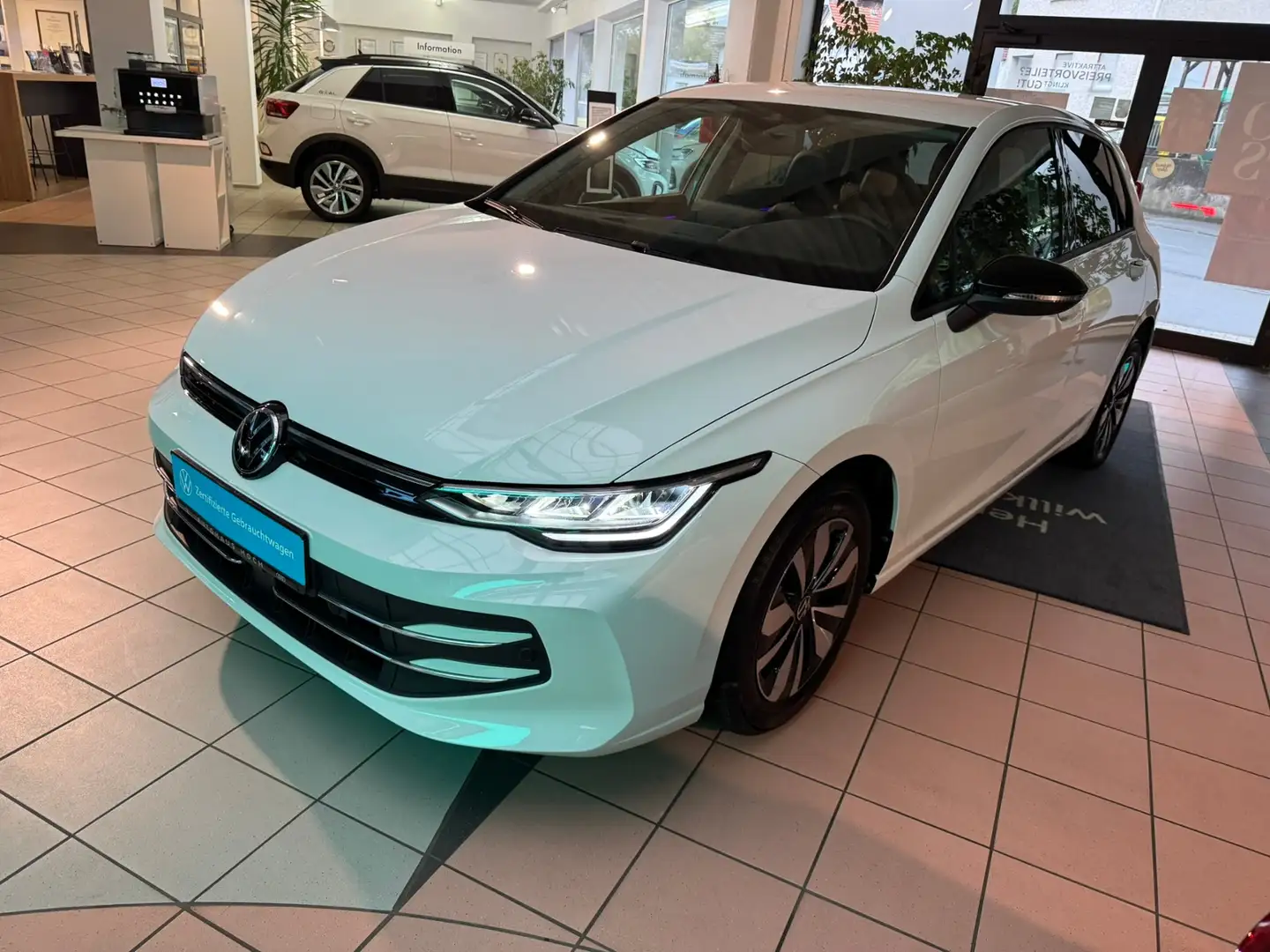 Volkswagen Golf VIII 1.5 TSI Goal Standheizung+Kamera+ACC+LED Weiß - 2