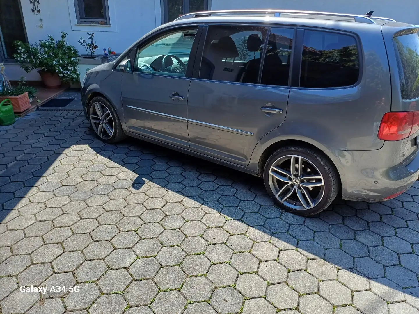 Volkswagen Touran 2,0 TDI DSG Highline/Automatik Grau - 2
