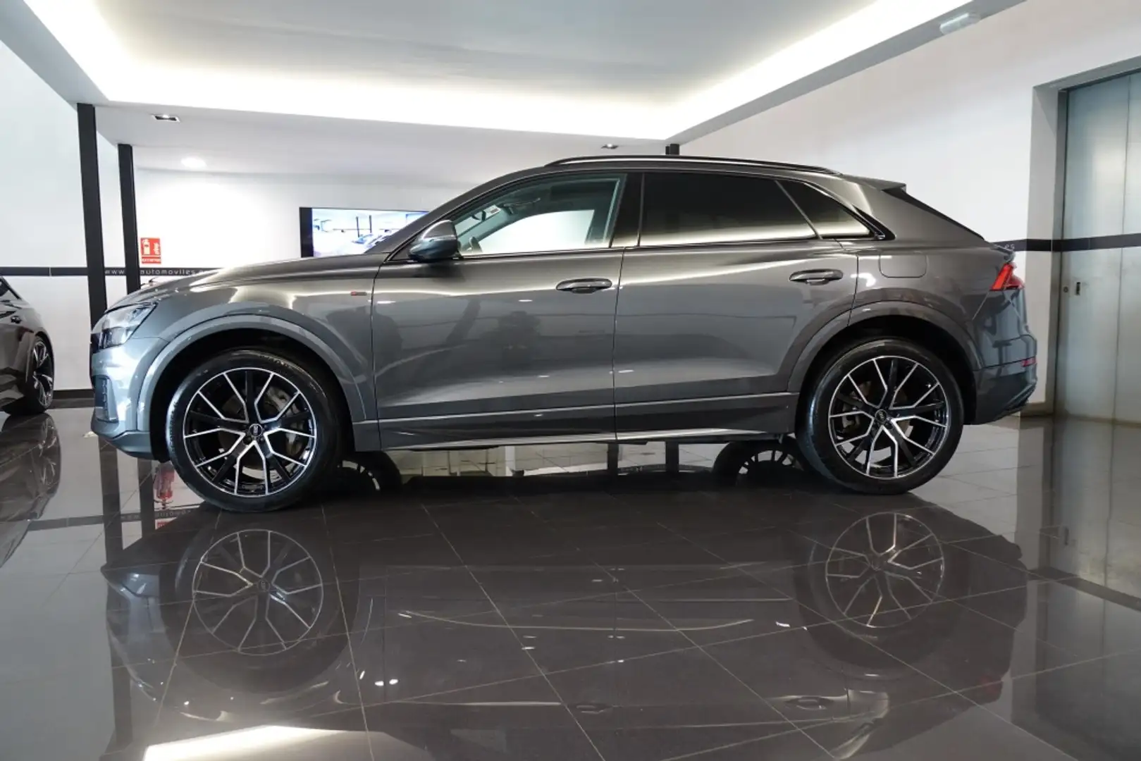 Audi Q8 55 TFSIe Black line quattro Gris - 2