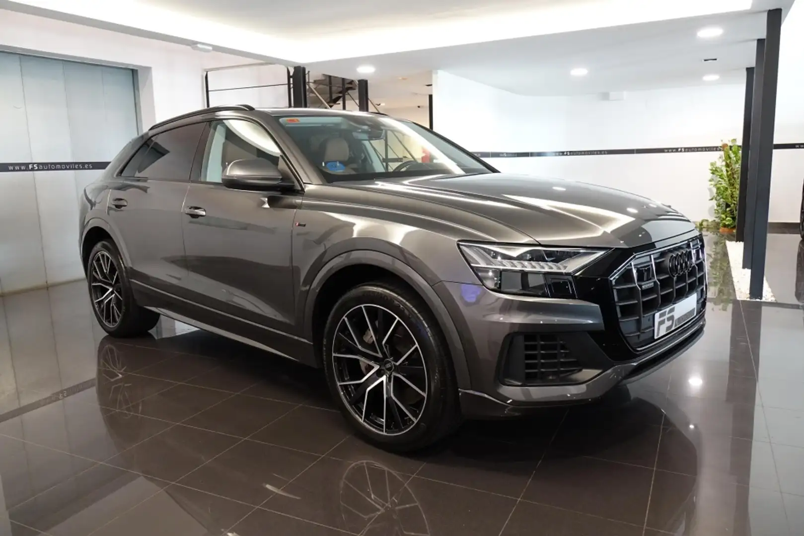 Audi Q8 55 TFSIe Black line quattro Gris - 1