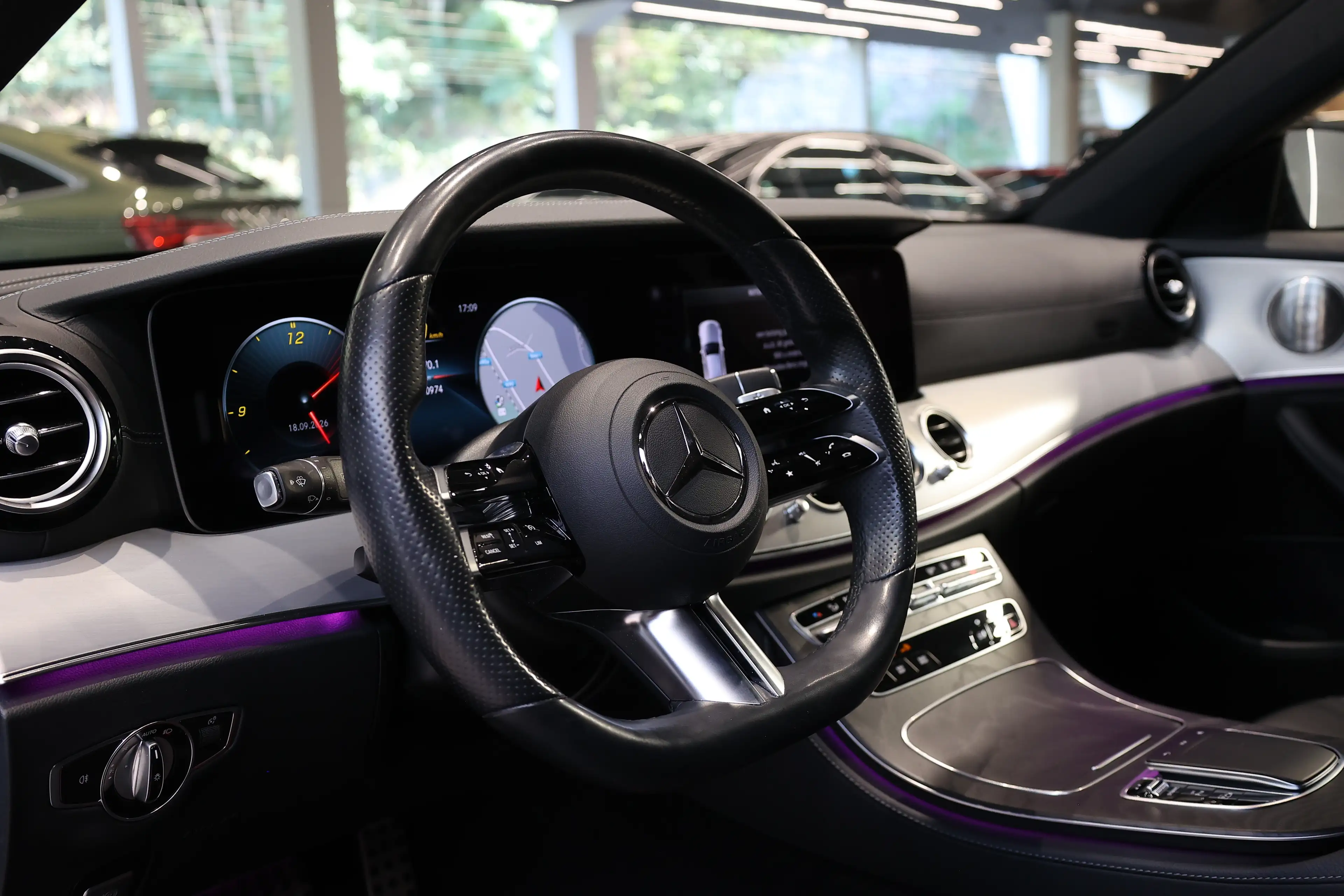 Mercedes-Benz E 300 de 4-Matic PHEV AMG Line**TVA**LED**TOIT OUVRANT**CAMERA 360**GARANTIE 12 MOIS — photo 13