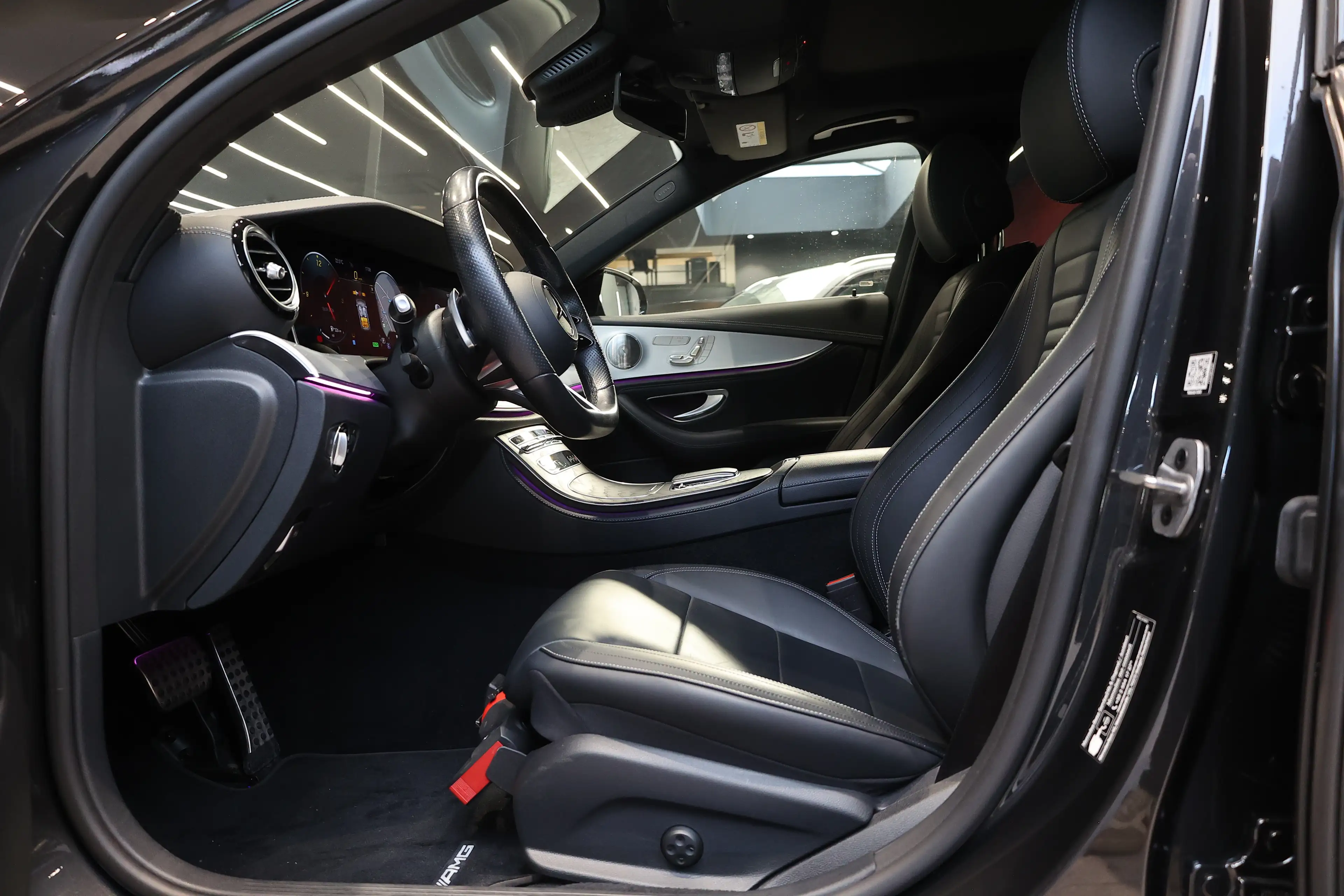 Mercedes-Benz E 300 de 4-Matic PHEV AMG Line**TVA**LED**TOIT OUVRANT**CAMERA 360**GARANTIE 12 MOIS — photo 11