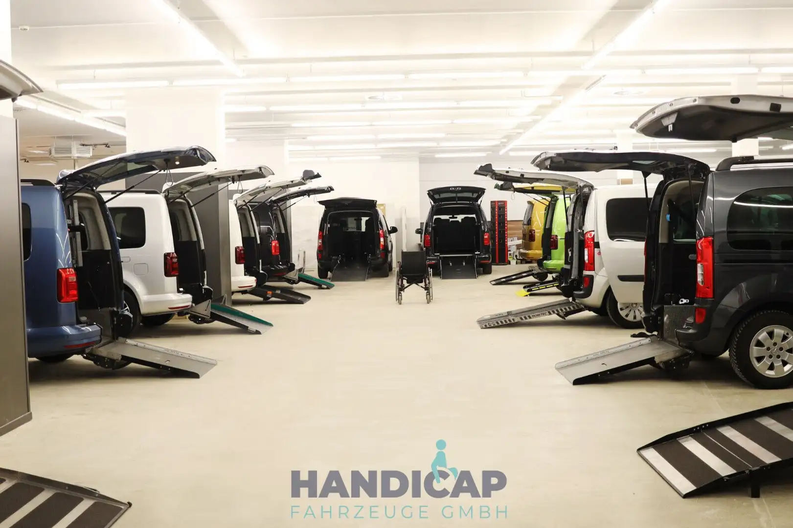 Volkswagen Caddy Maxi Behindertengerecht-Rampe Schwarz - 1