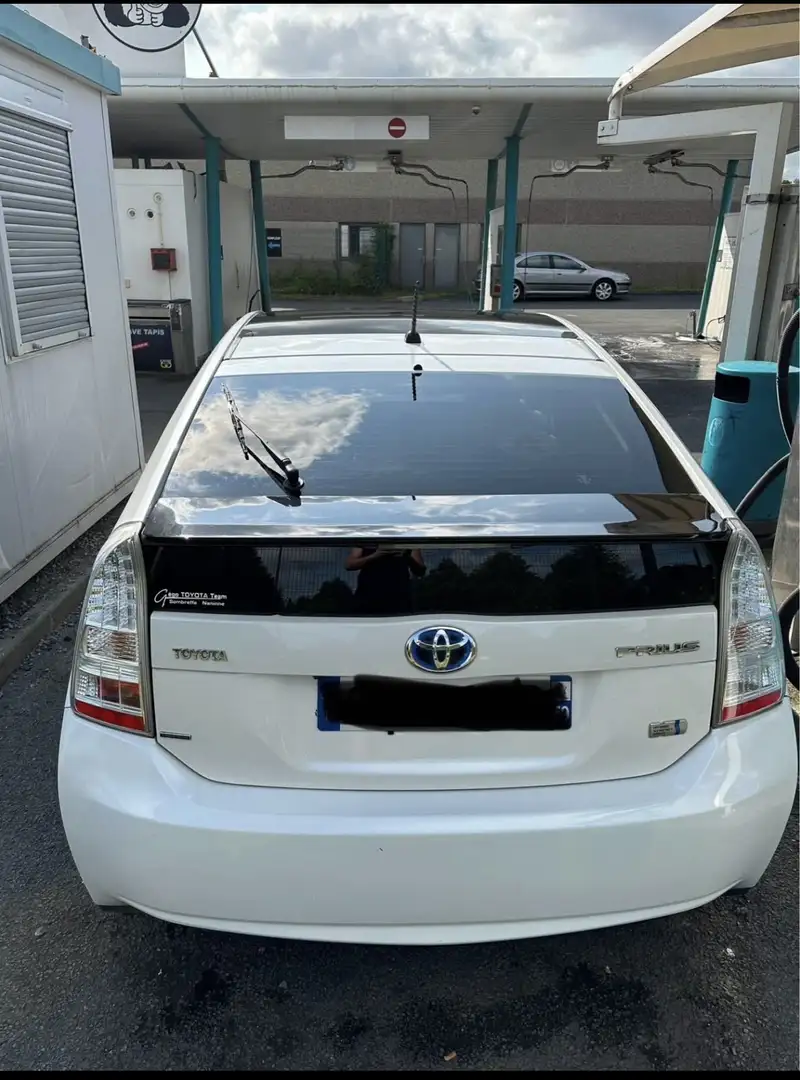 Toyota Prius (Hybrid) Executive - 2