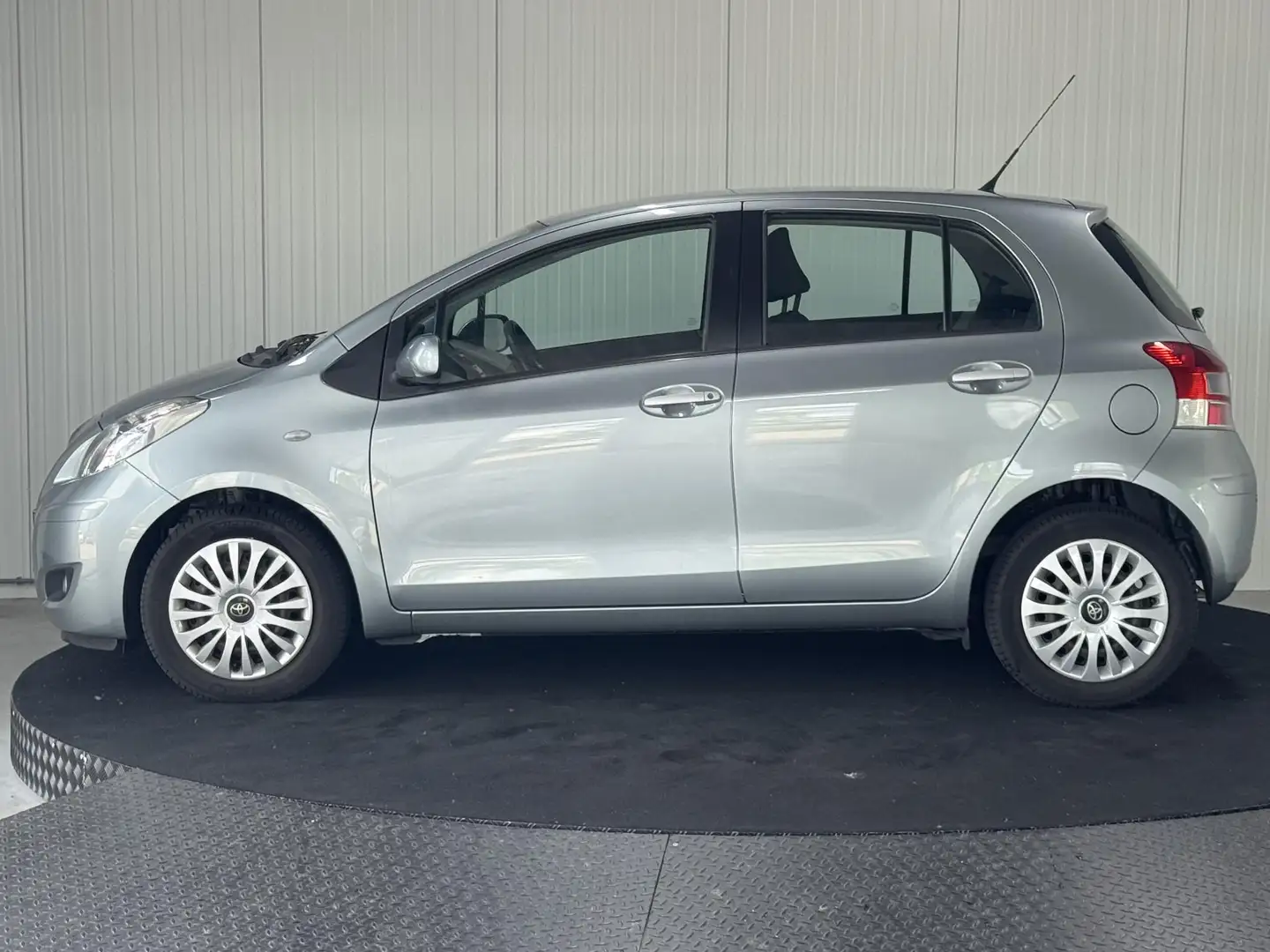 Toyota Yaris 1.3 VVTi Aspiration PDC Clima 5Drs Grijs - 2
