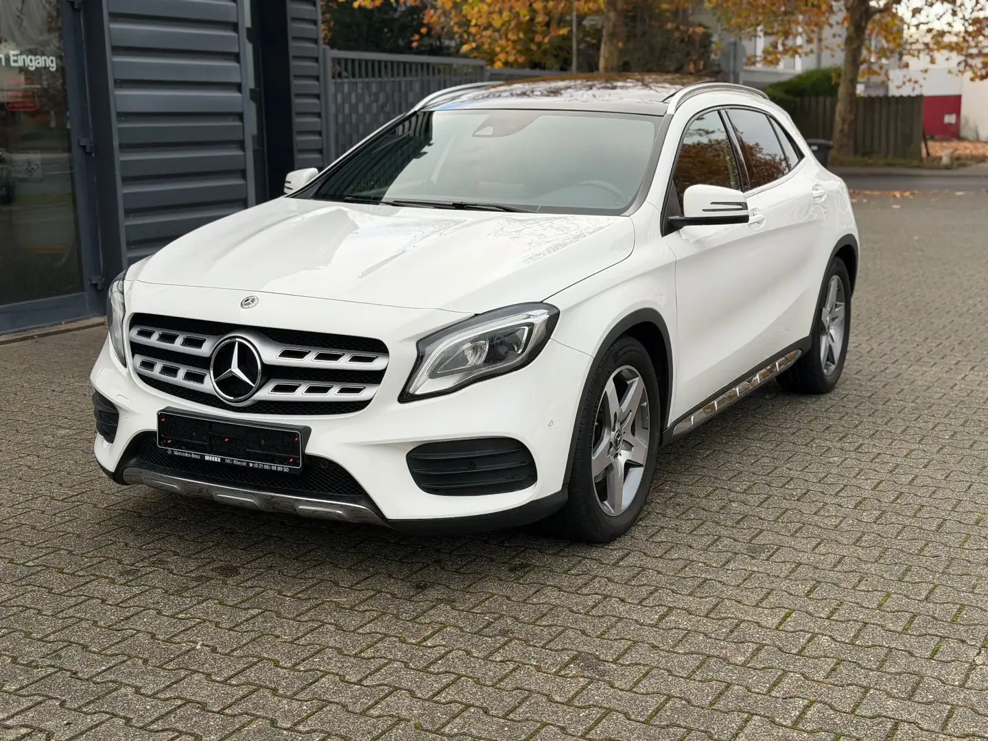 Mercedes-Benz GLA 200 AMG Offroad LED NAVI PANORAMA TOP Weiß - 2