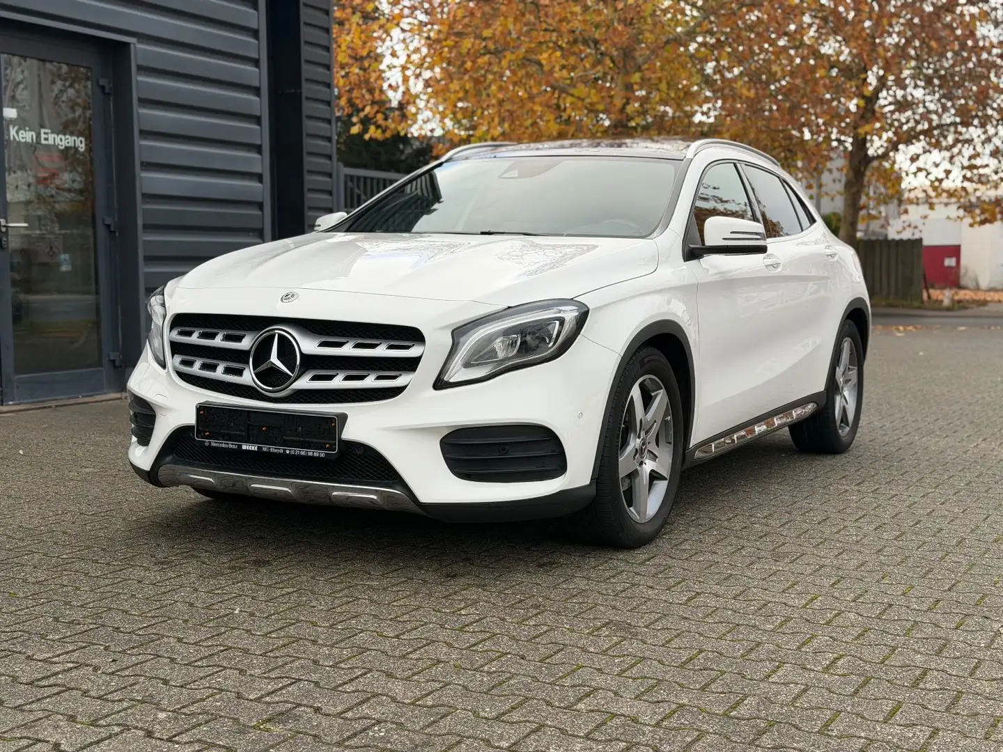 Mercedes-Benz GLA 200 AMG Offroad LED NAVI PANORAMA TOP Weiß - 1