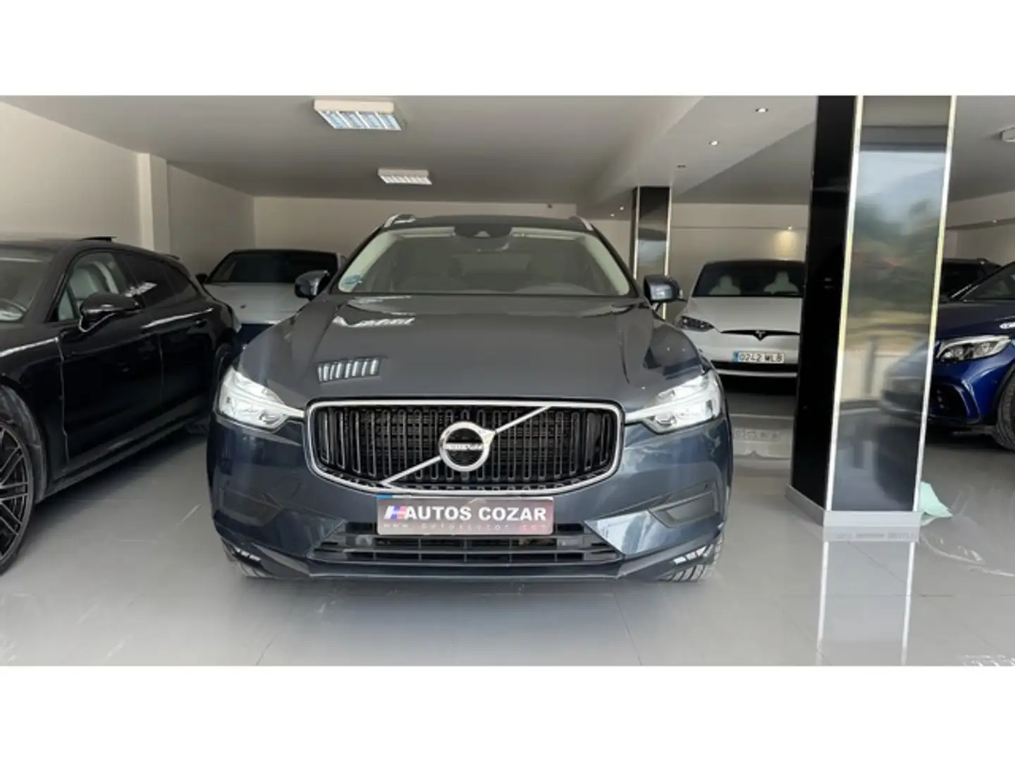Volvo XC60 B4 Momentum Pro AWD Aut. Grijs - 2
