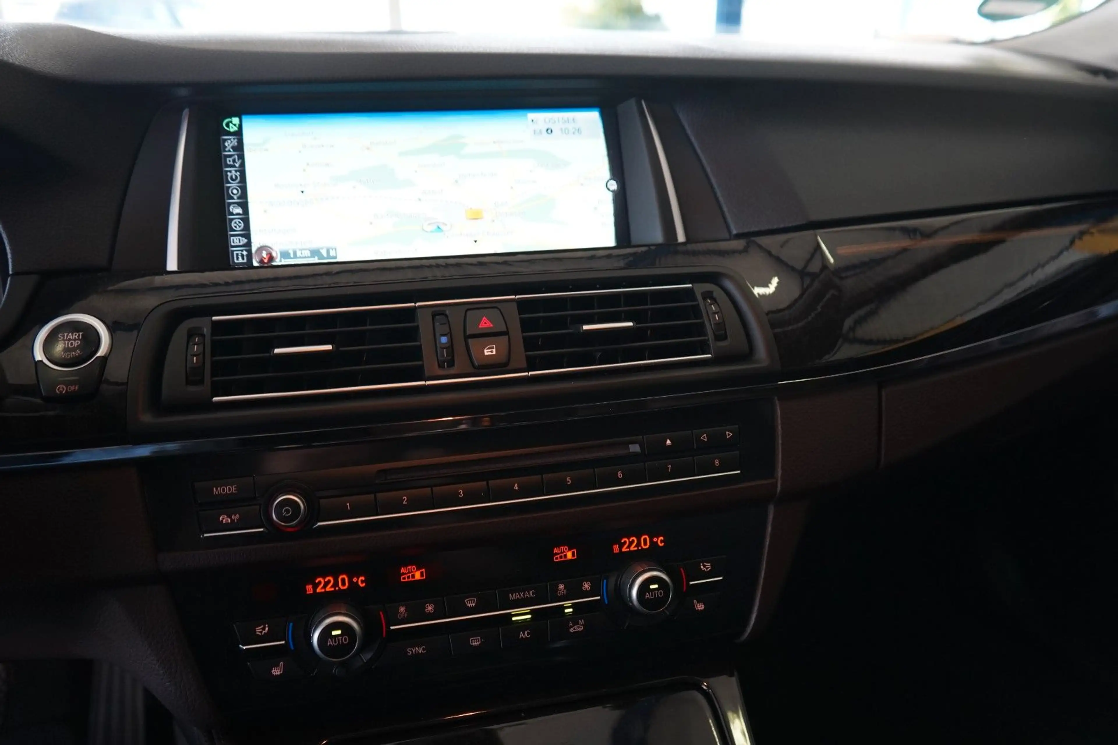 BMW 528 i Touring xDrive XENON / NAVI / LEDER / HUD — photo 14