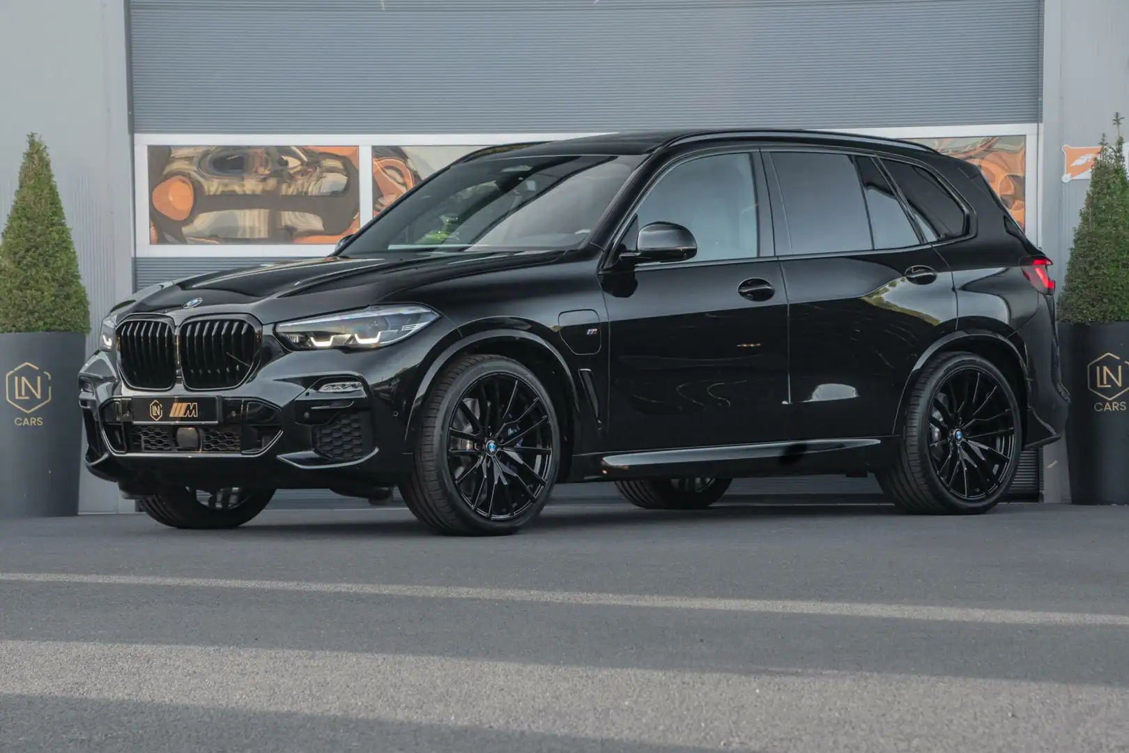 BMW X5 xDrive45e High Executive M |HUD|PANO|Trekhaak|22'' Schwarz - 1