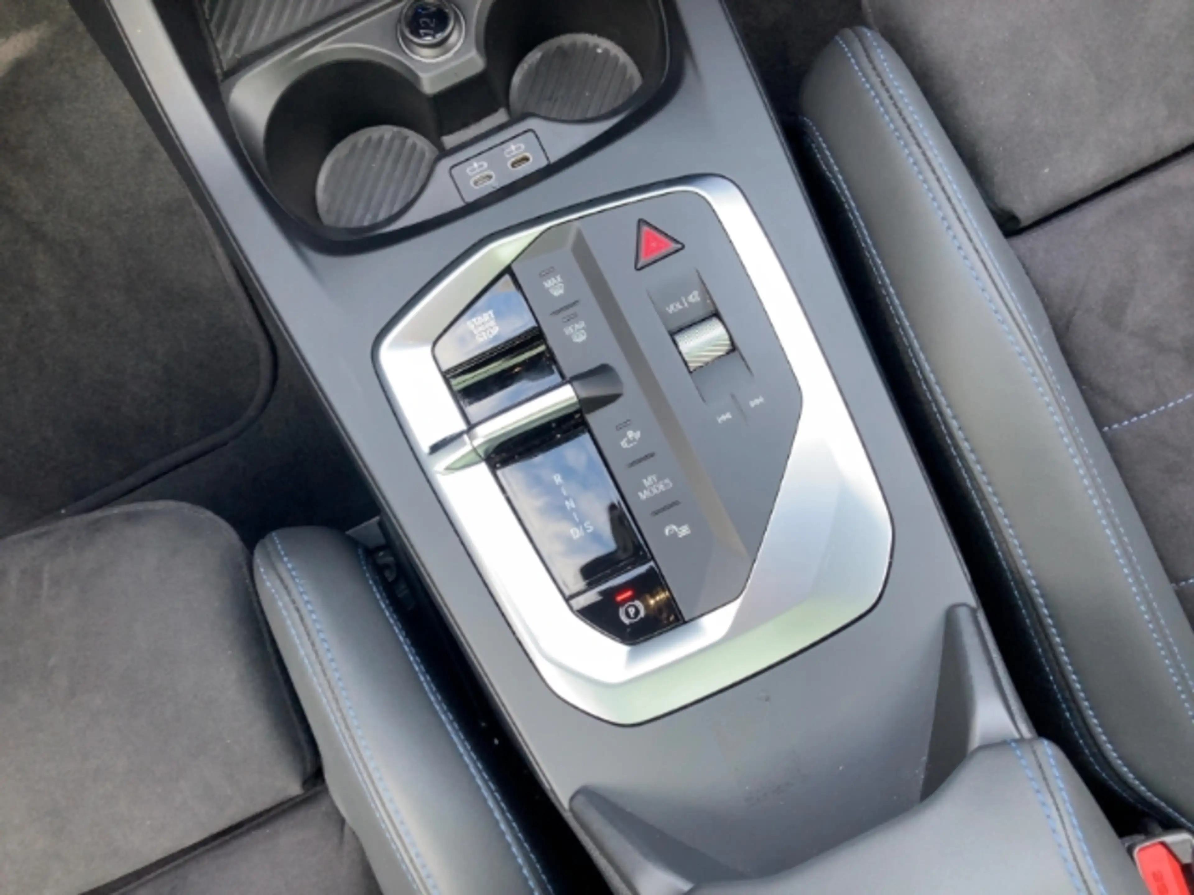 BMW 120 Limousine Sportpaket AD AHK-abnehmbar AHK Panorama — photo 11